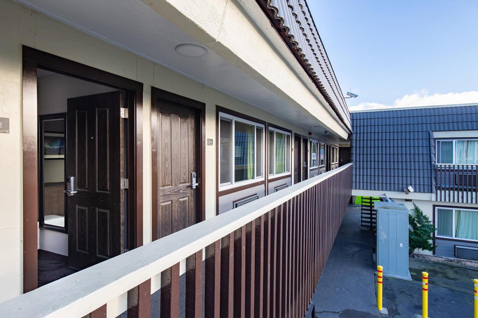 Super 8 by Wyndham Eureka photo 29