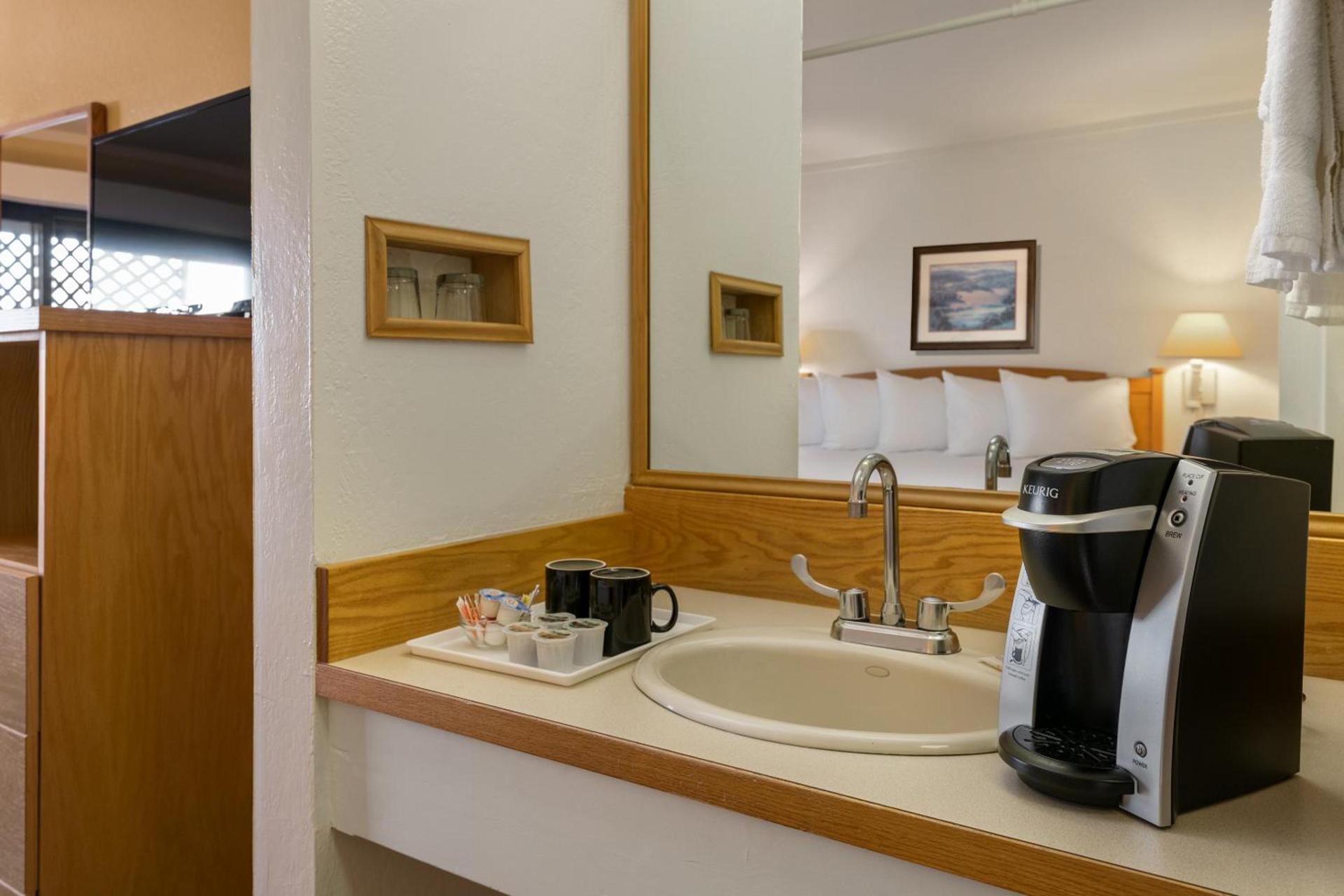Harbor Lite Lodge photo 97