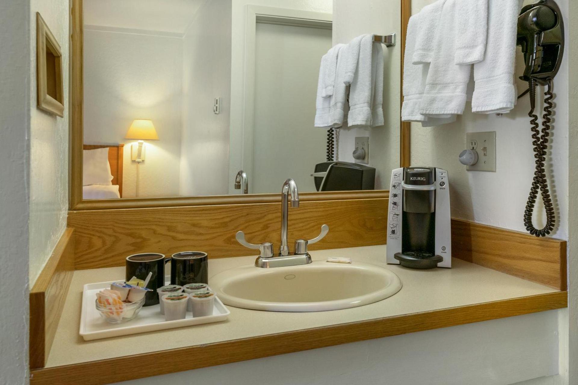 Harbor Lite Lodge photo 98