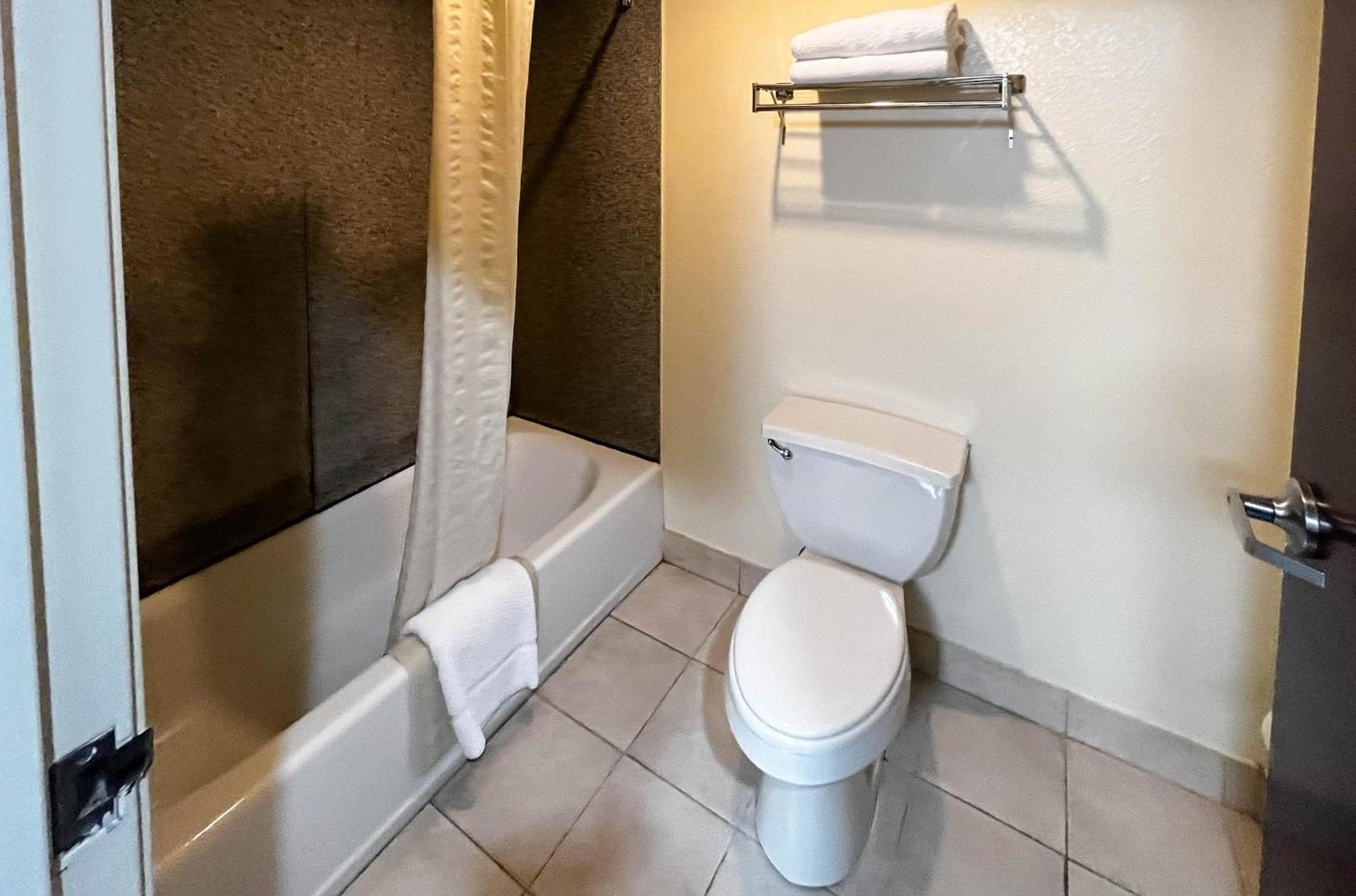 Executive Inn & Suites Breaux Bridge, LA photo 10