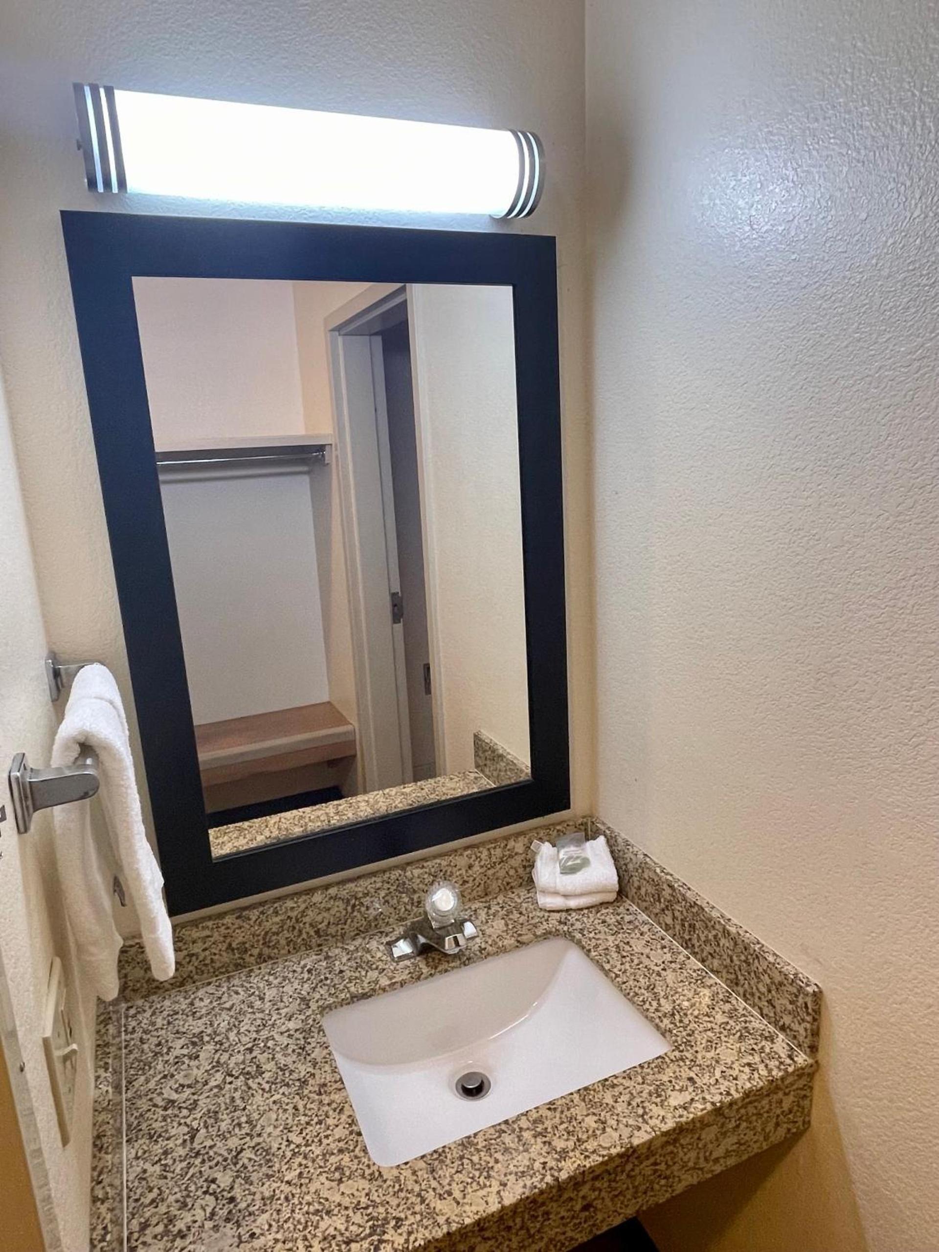 Red Roof Inn Clyde photo 23