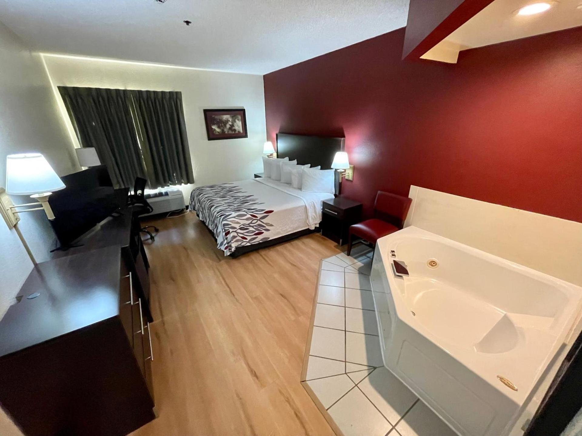 Red Roof Inn Clyde photo 21