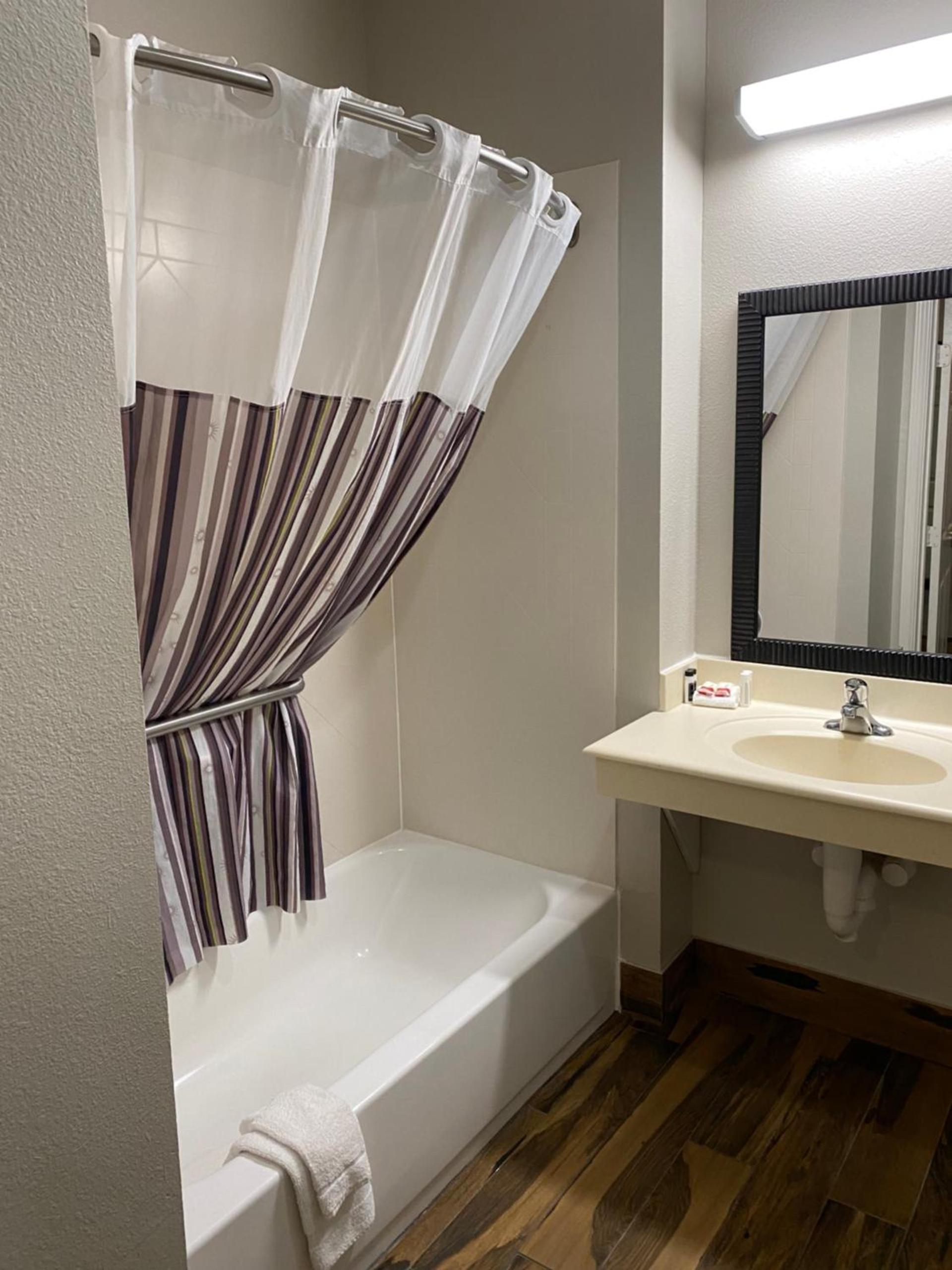 La Quinta by Wyndham Columbus TX photo 41