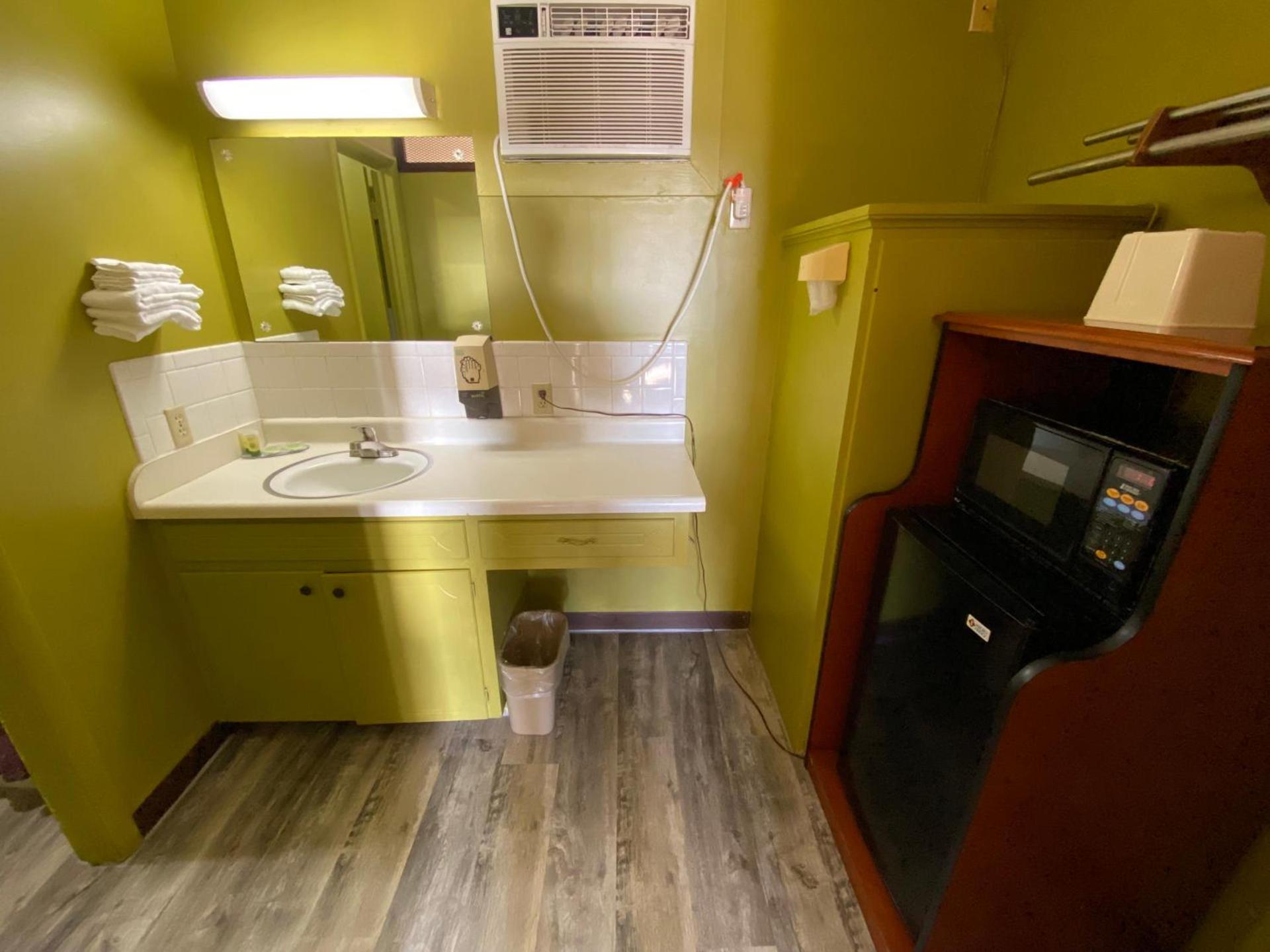 Lincoln Motel photo 13