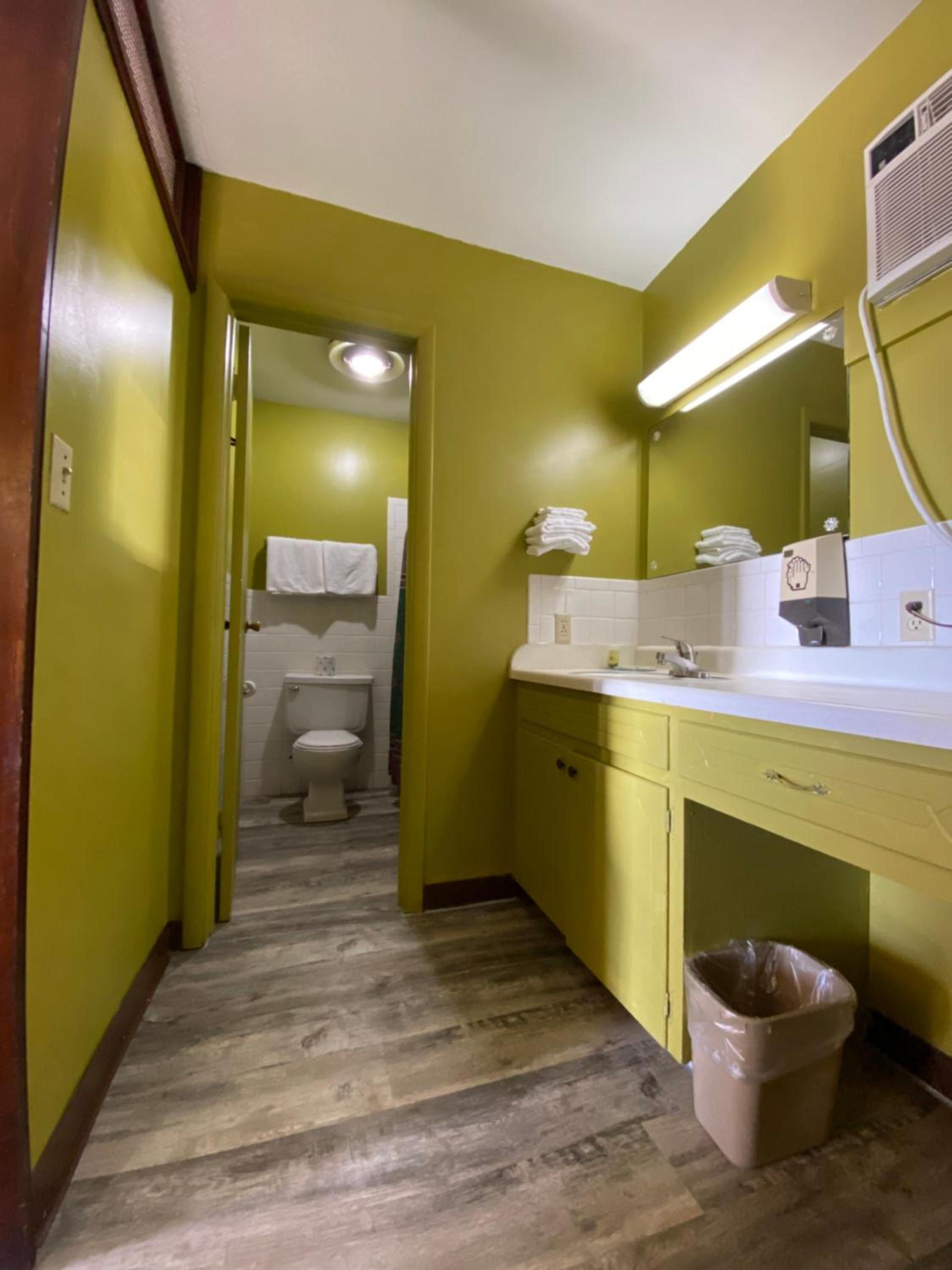 Lincoln Motel photo 12