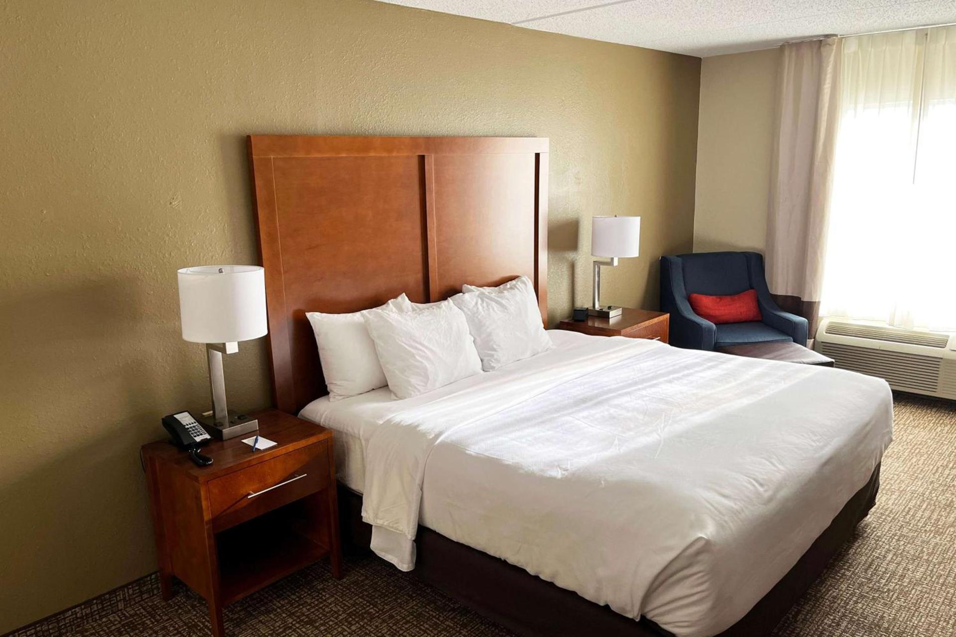 Wingate by Wyndham Clearfield photo 8