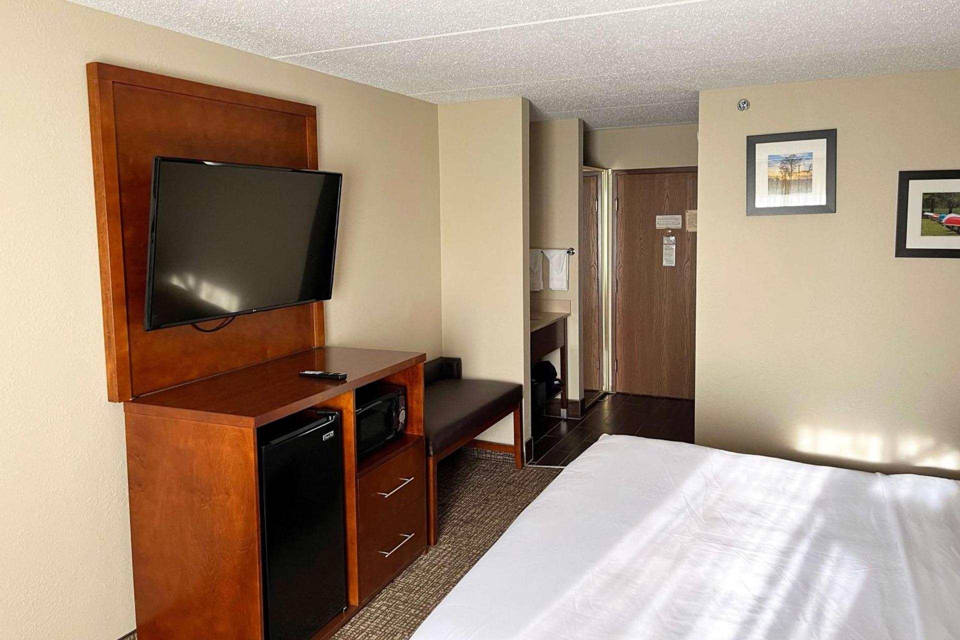 Wingate by Wyndham Clearfield photo 9