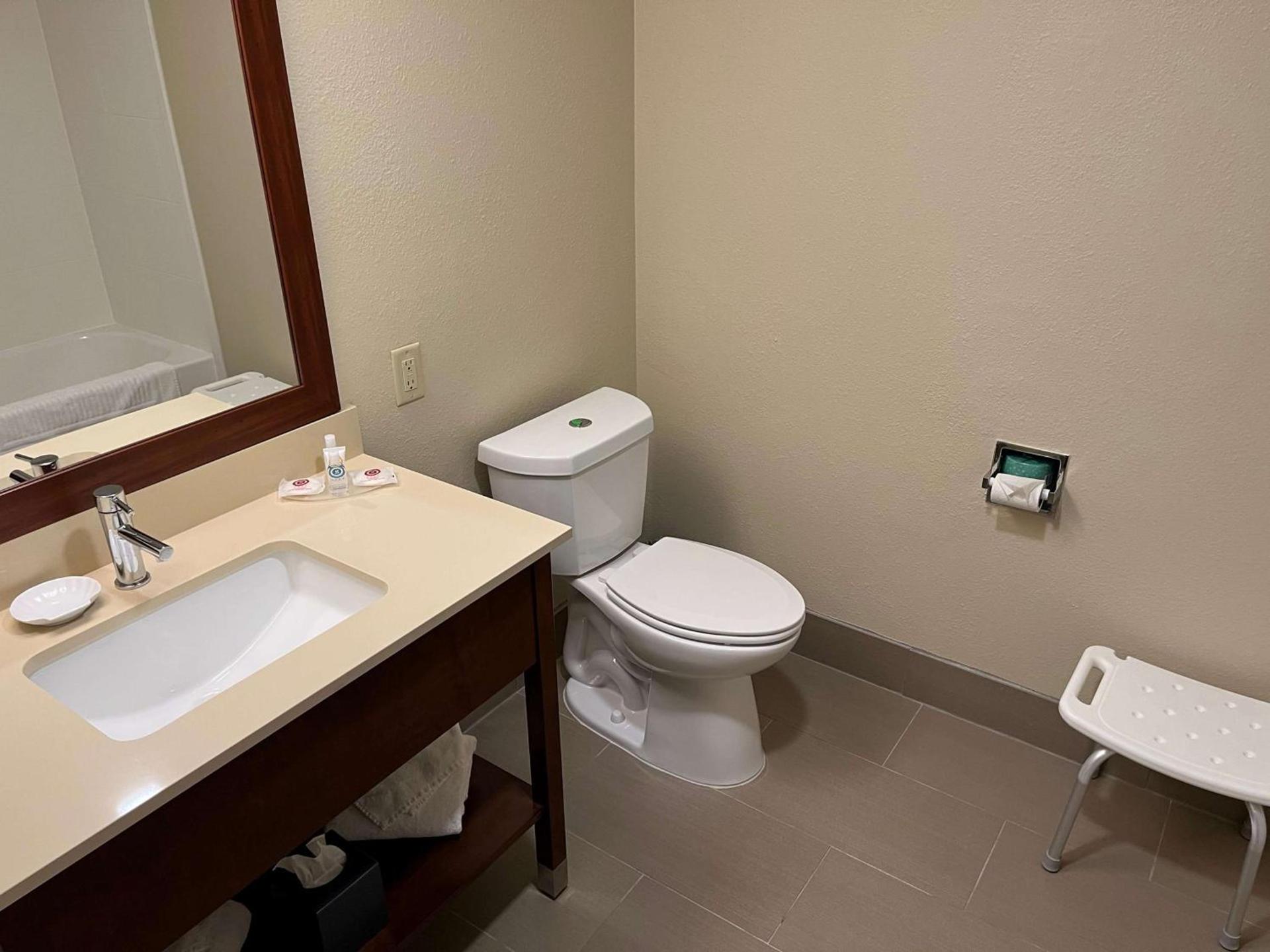 Wingate by Wyndham Clearfield photo 19