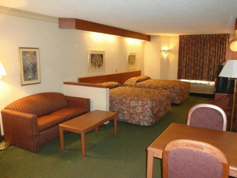 Syracuse Inn and Suites photo 7