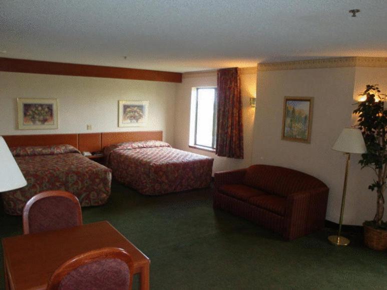 Syracuse Inn and Suites photo 11