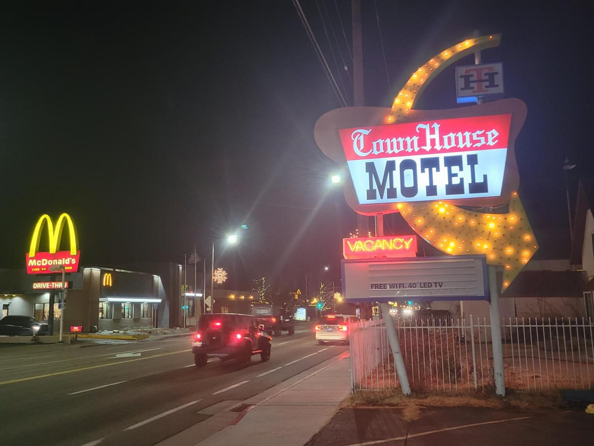 Townhouse Motel photo 3