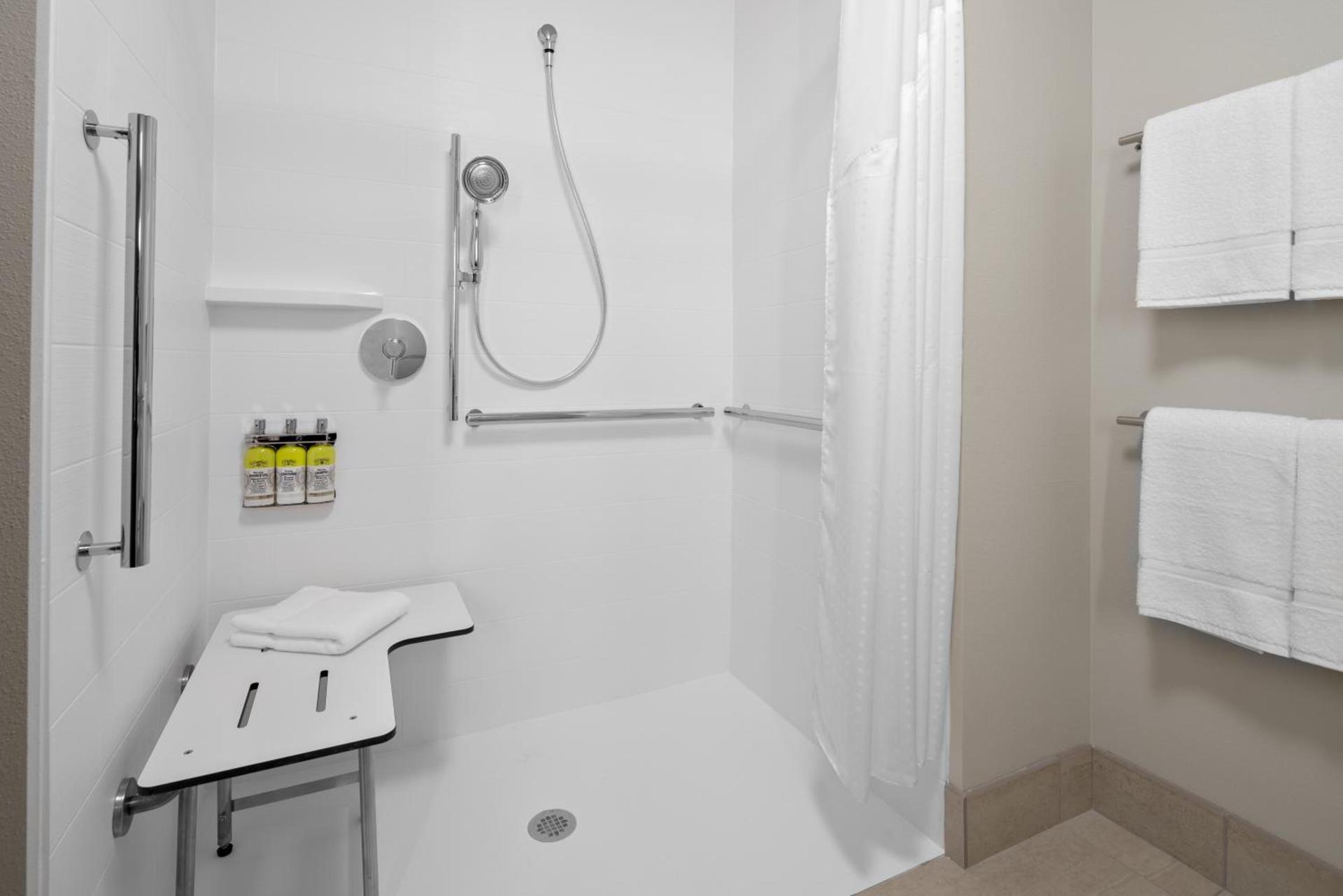 Holiday Inn Express & Suites - Elkhorn - Lake Geneva Area by IHG photo 27