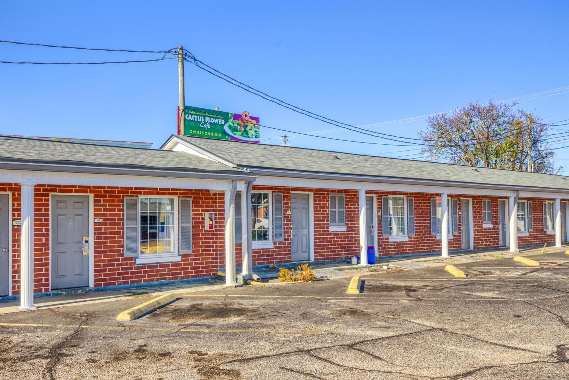 Adams Inn photo 40