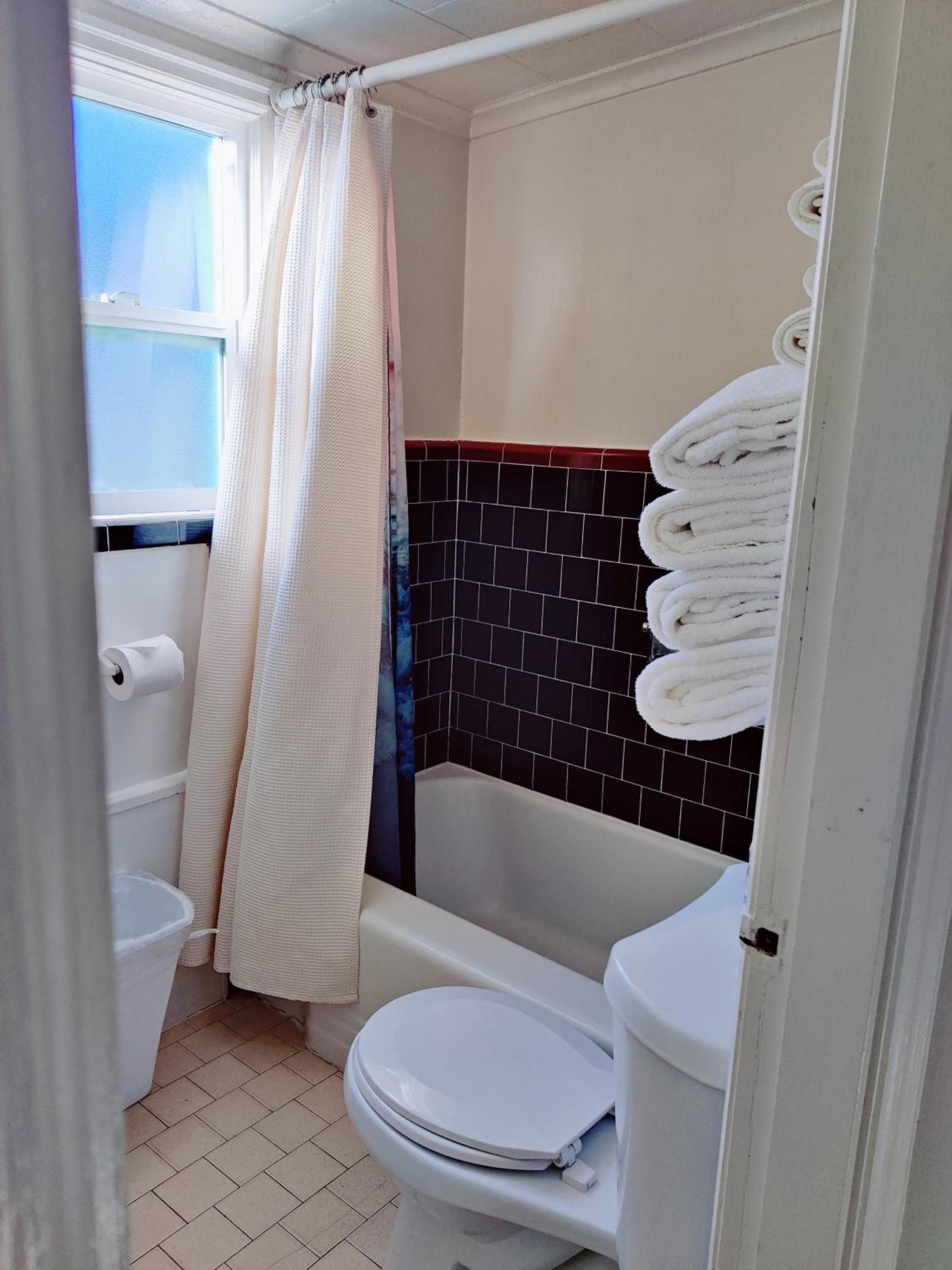 Hillcrest Inn photo 72