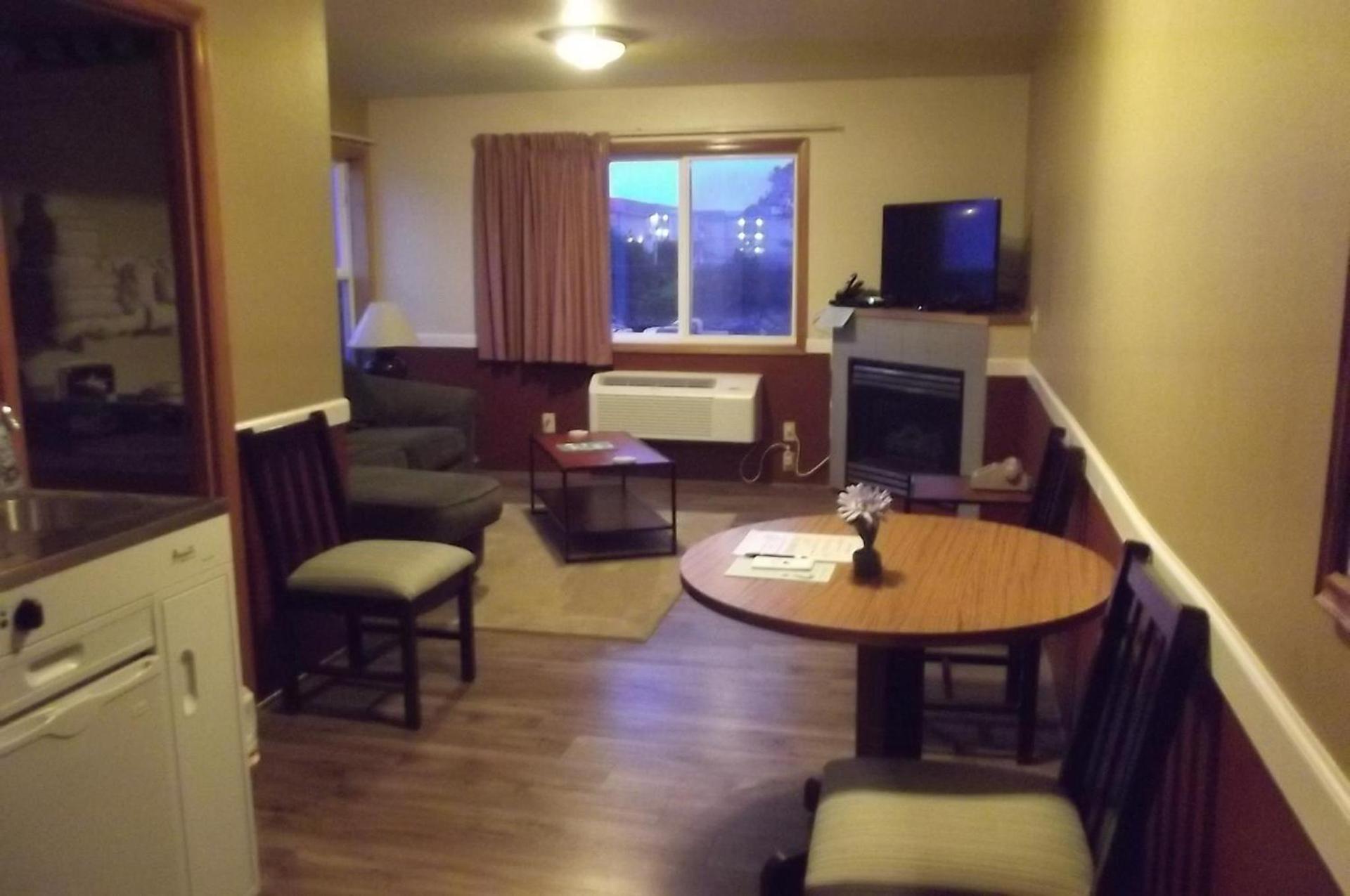 Hillcrest Inn photo 77