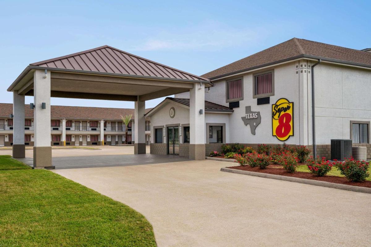 Super 8 by Wyndham Houston/Dtwn/I-610 photo 1