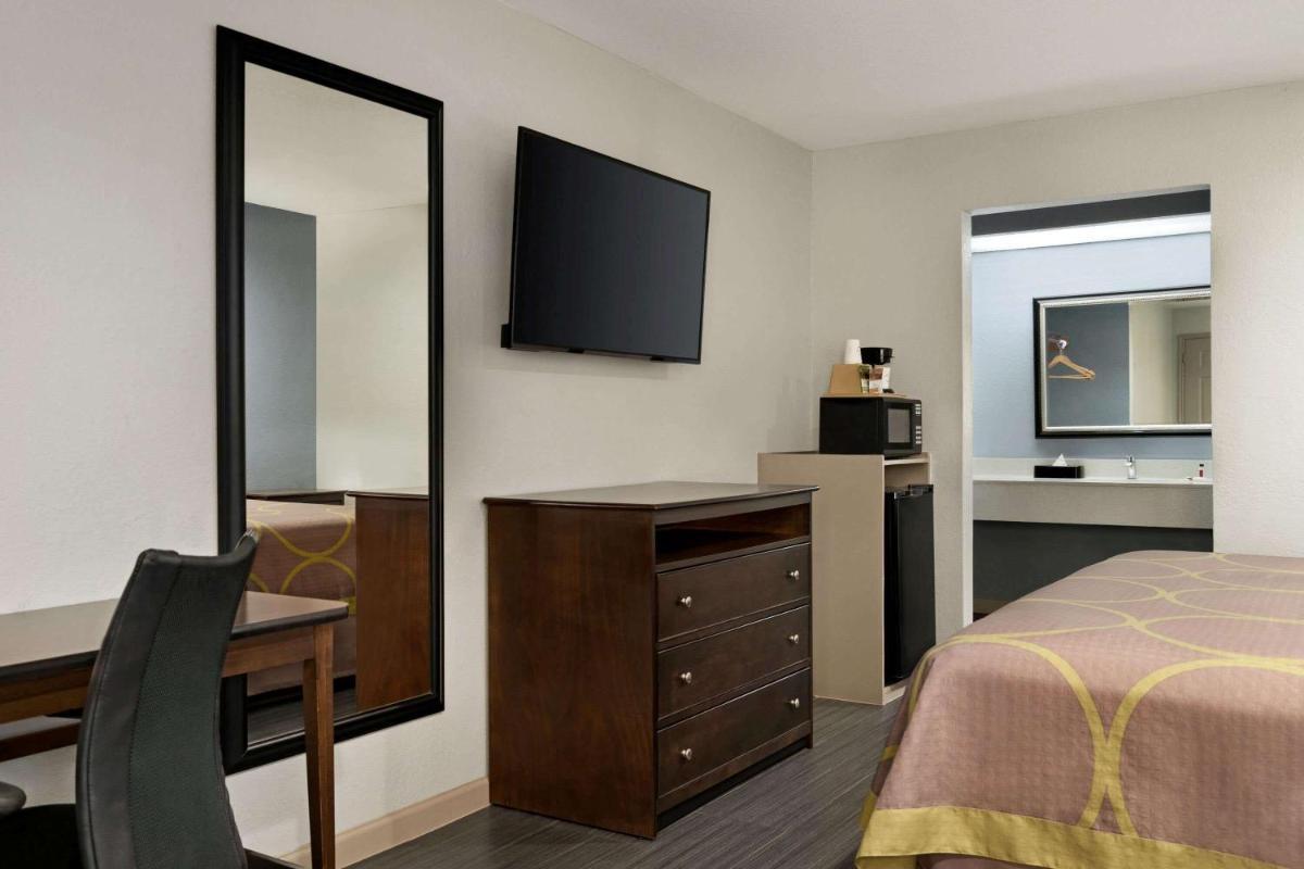 Super 8 by Wyndham Houston/Dtwn/I-610 photo 21