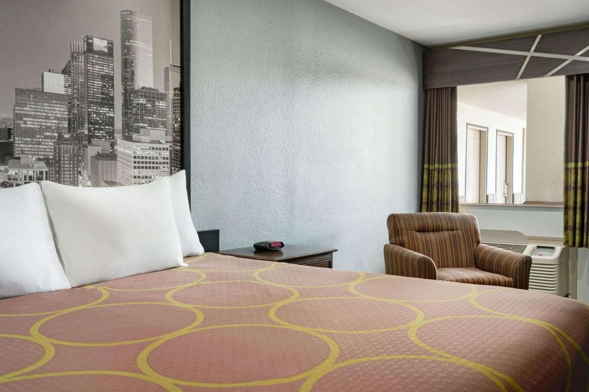 Super 8 by Wyndham Houston/Dtwn/I-610 photo 19