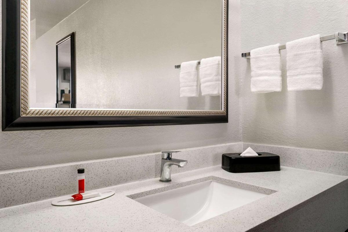 Super 8 by Wyndham Houston/Dtwn/I-610 photo 30