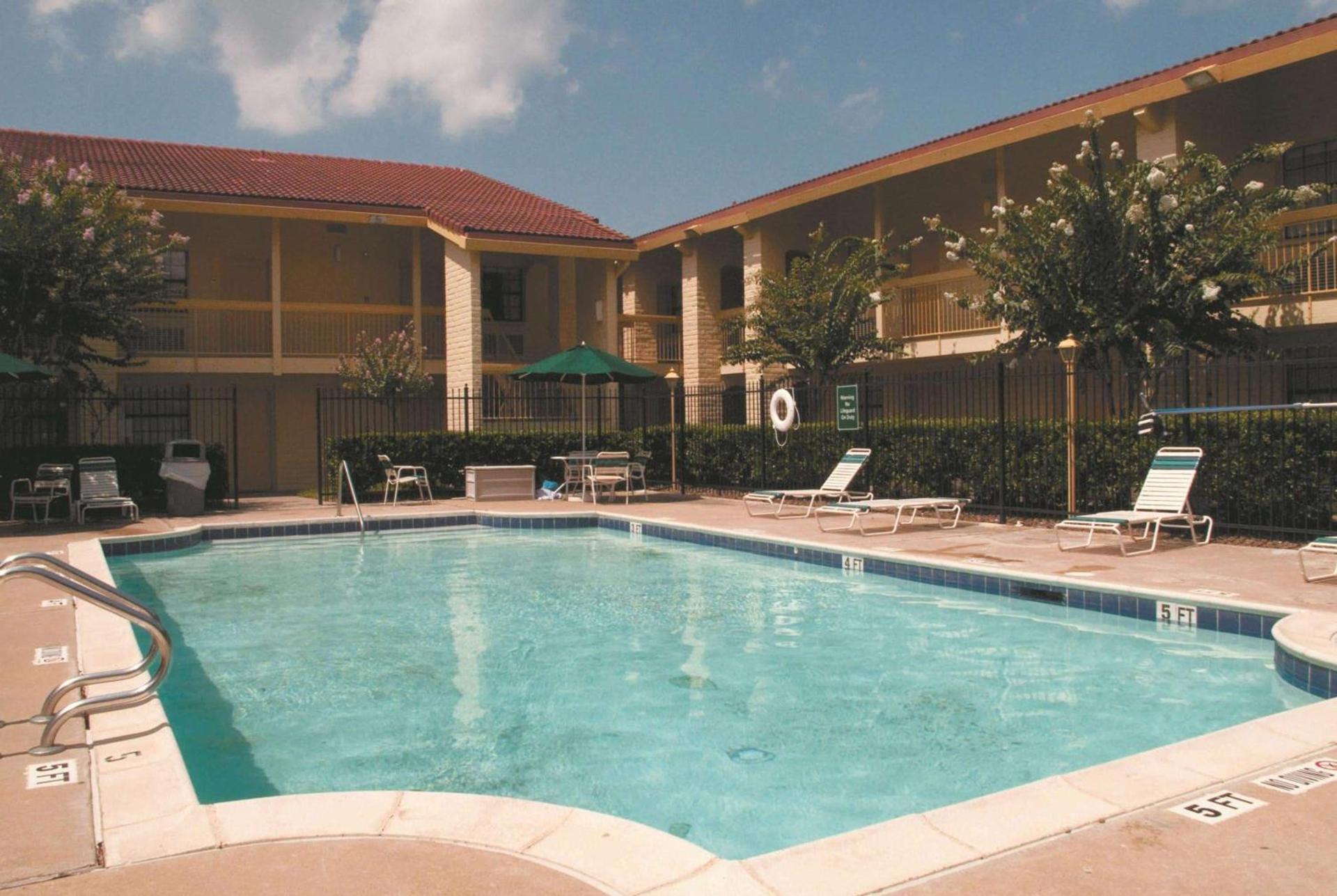 Baymont by Wyndham Houston La Porte photo 6