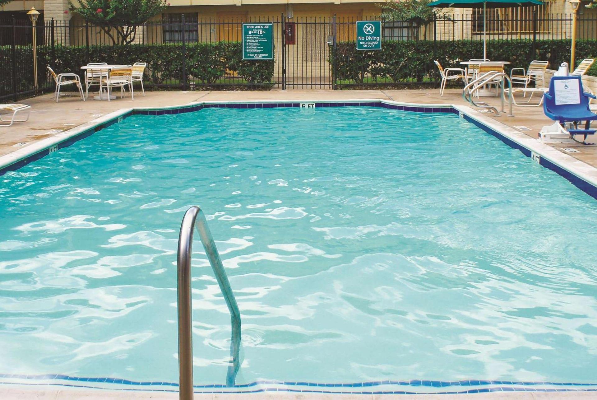 Baymont by Wyndham Houston La Porte photo 8