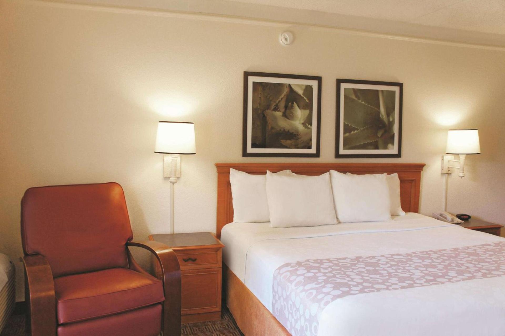 Baymont by Wyndham Houston La Porte photo 9