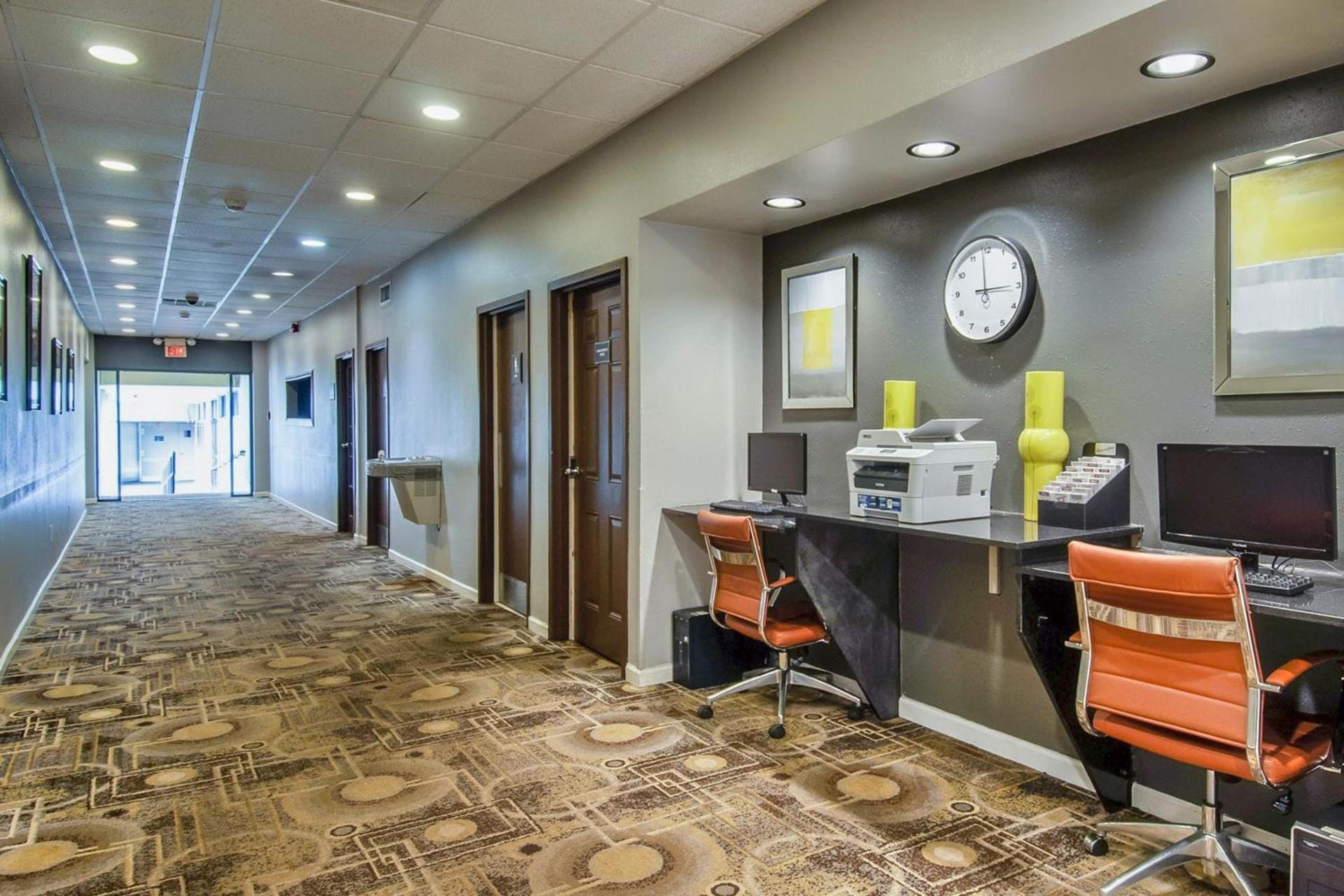 Days Inn & Suites by Wyndham Johnson City photo 21