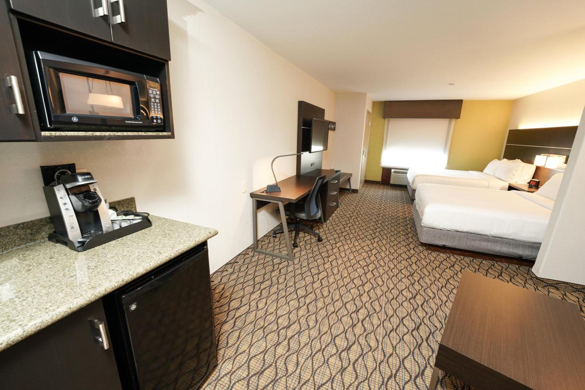 Holiday Inn Express and Suites Springfield Medical District by IHG photo 23