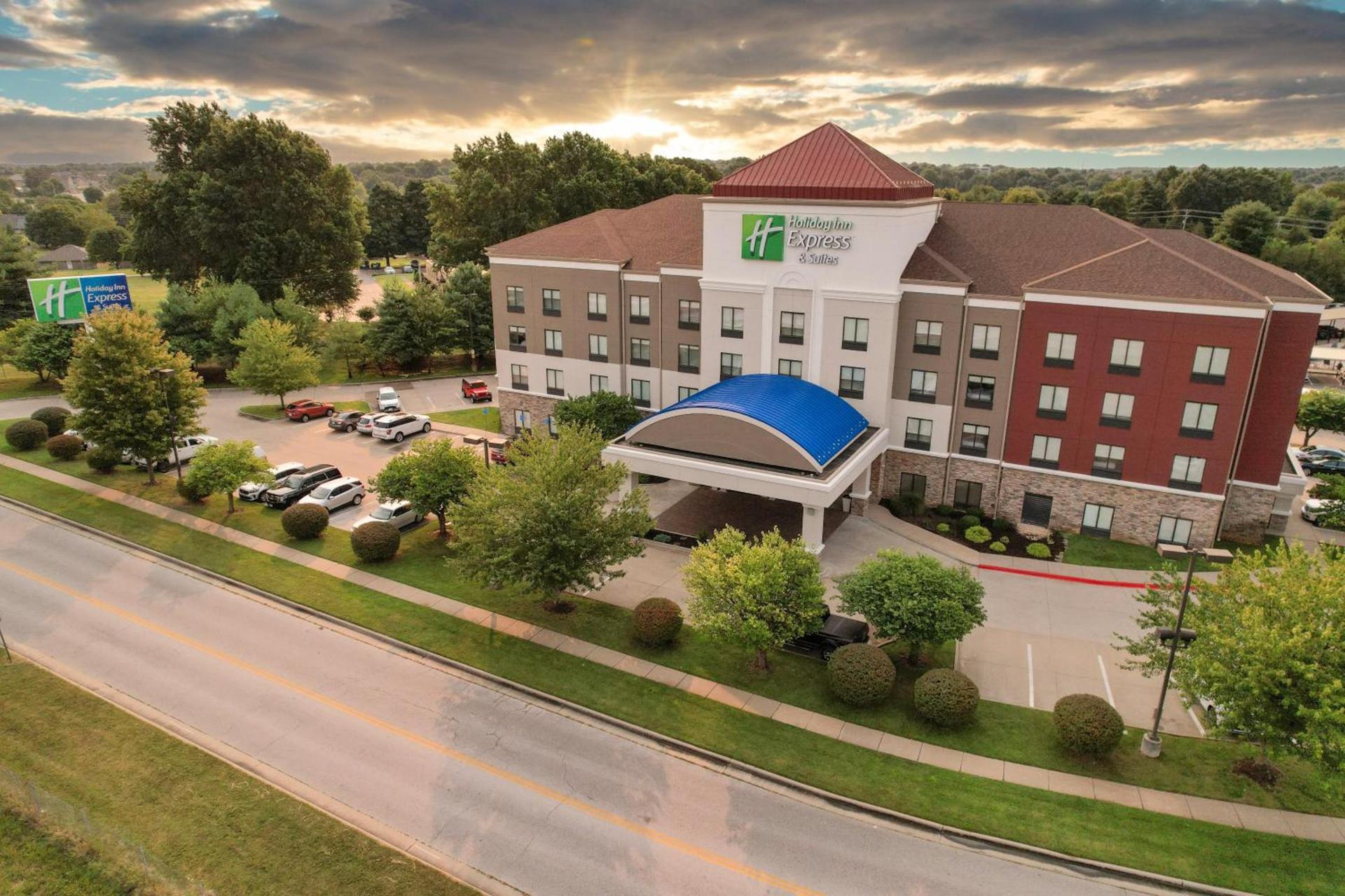 Holiday Inn Express and Suites Springfield Medical District by IHG photo 1