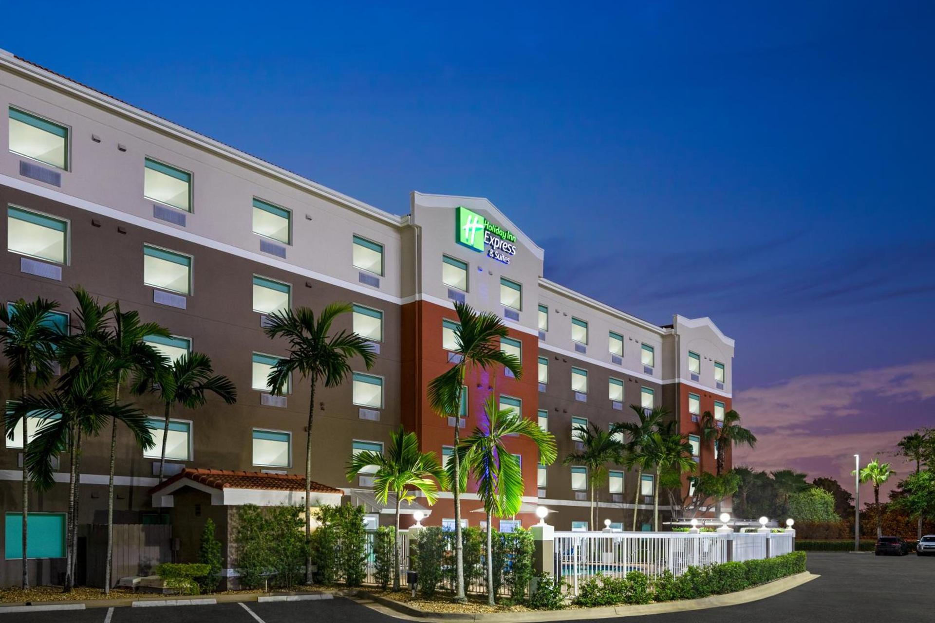 Holiday Inn Express & Suites Pembroke Pines-Sheridan St by IHG photo 2