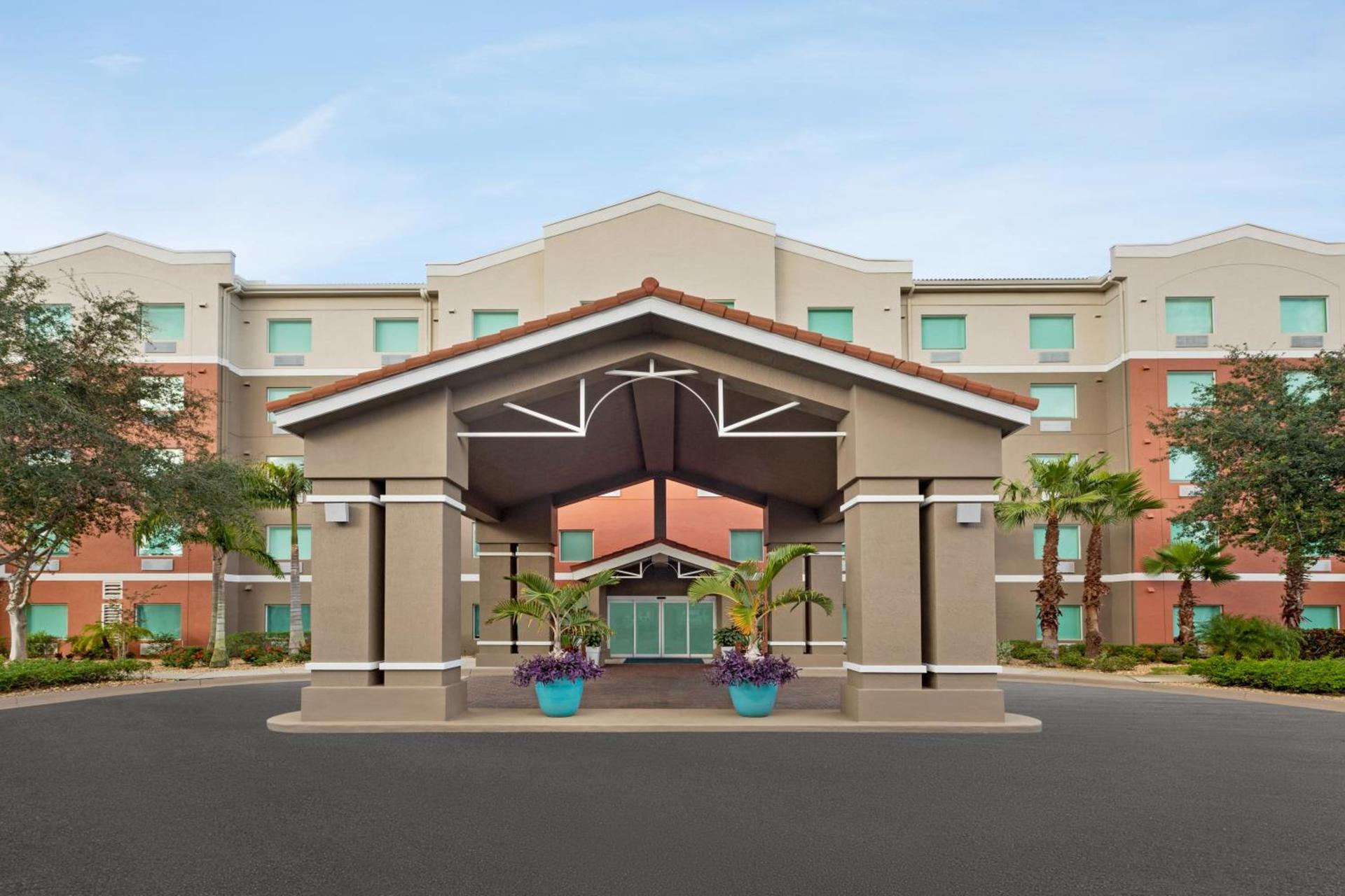 Holiday Inn Express & Suites Pembroke Pines-Sheridan St by IHG photo 3