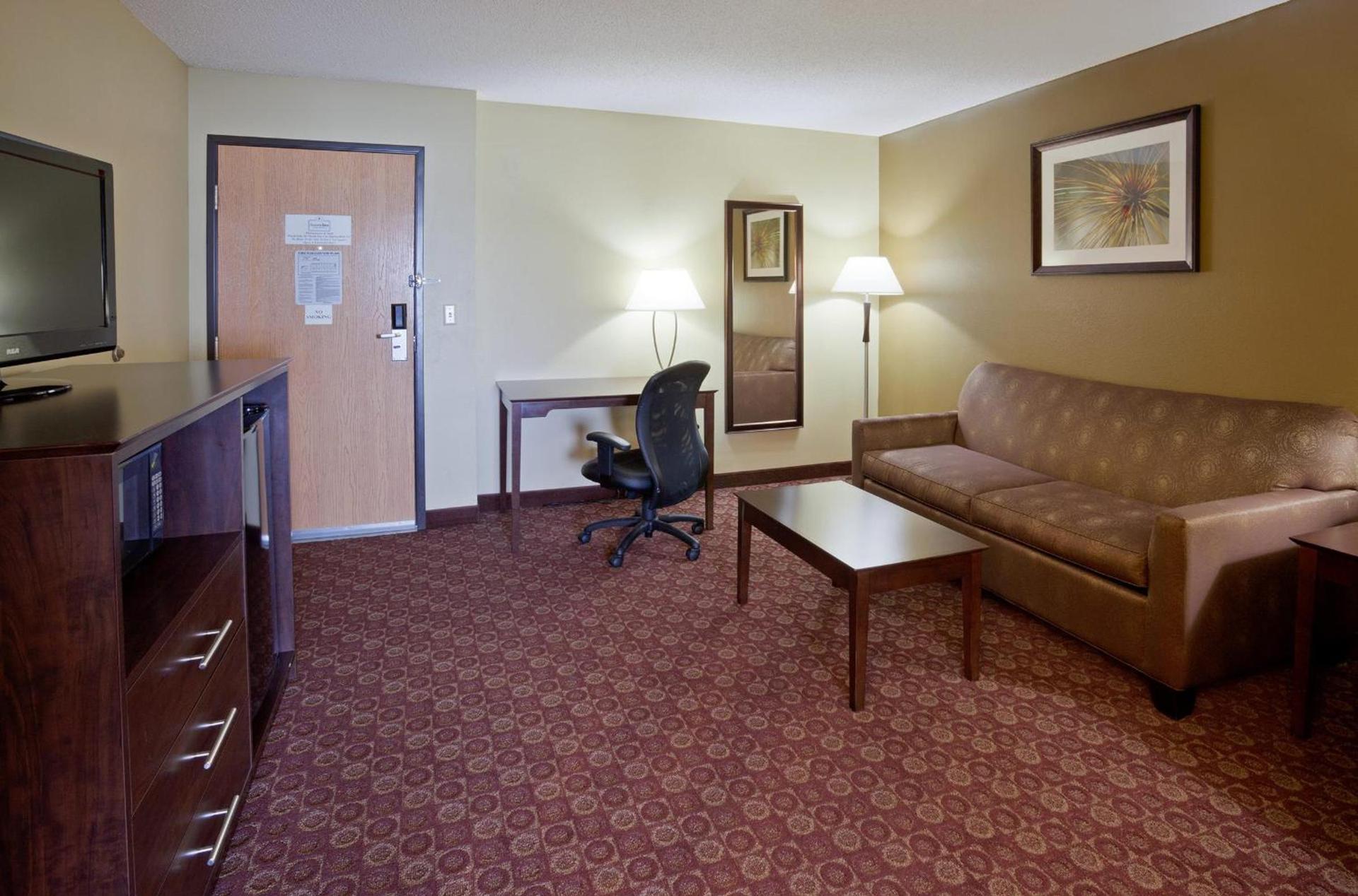 AmericInn by Wyndham Blue Earth photo 22
