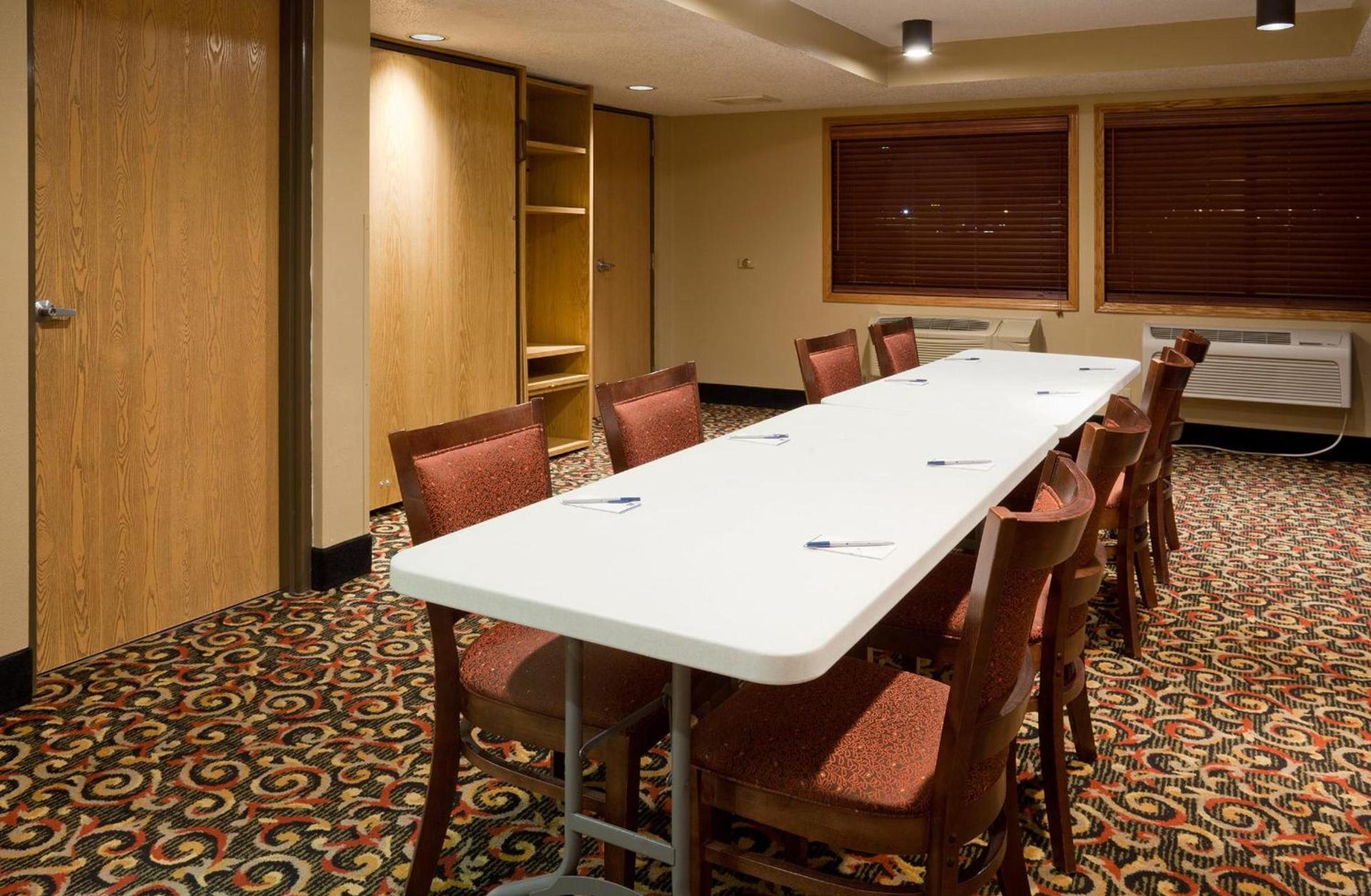 AmericInn by Wyndham Blue Earth photo 10