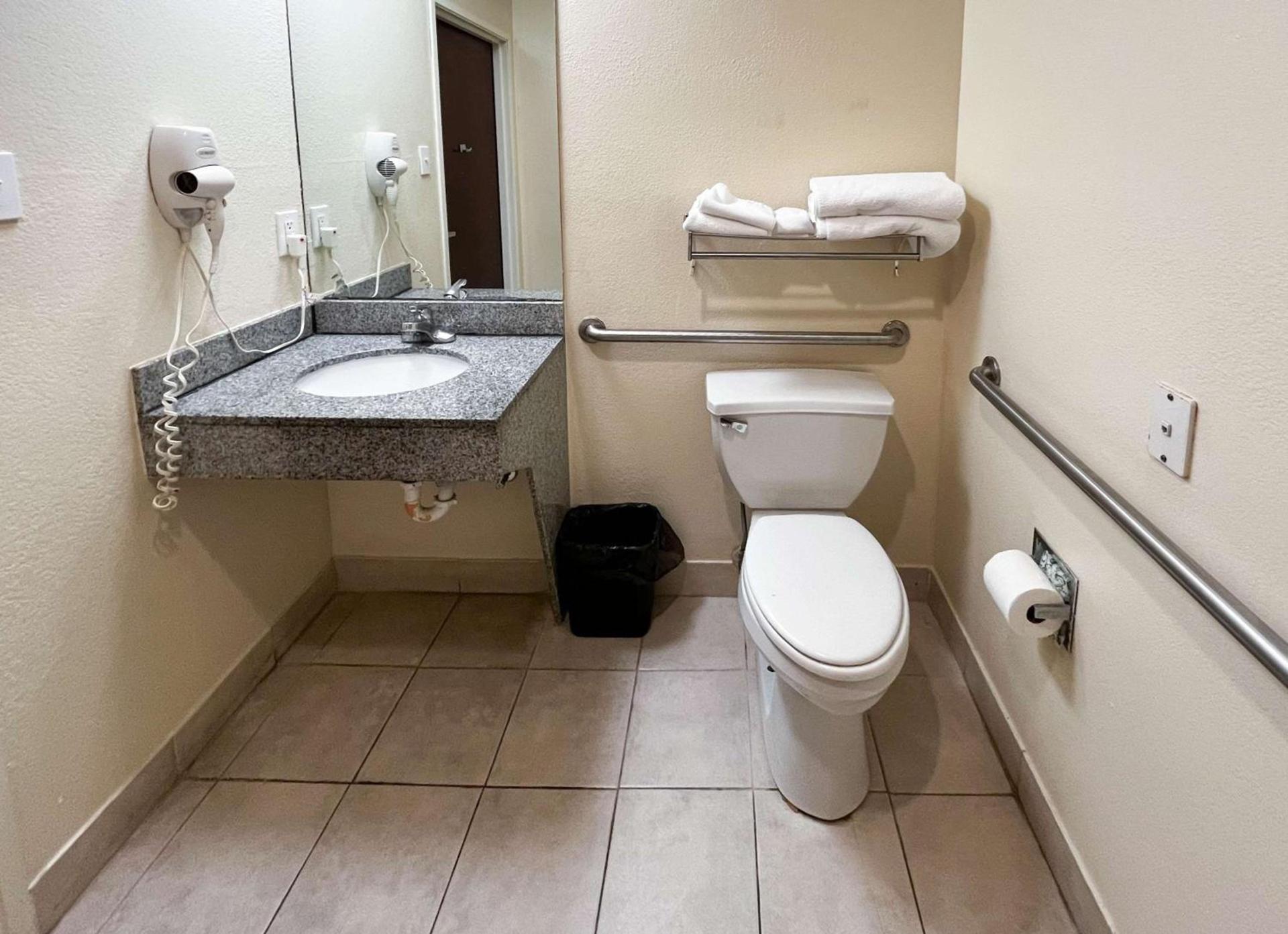 Executive Inn & Suites Breaux Bridge, LA photo 8