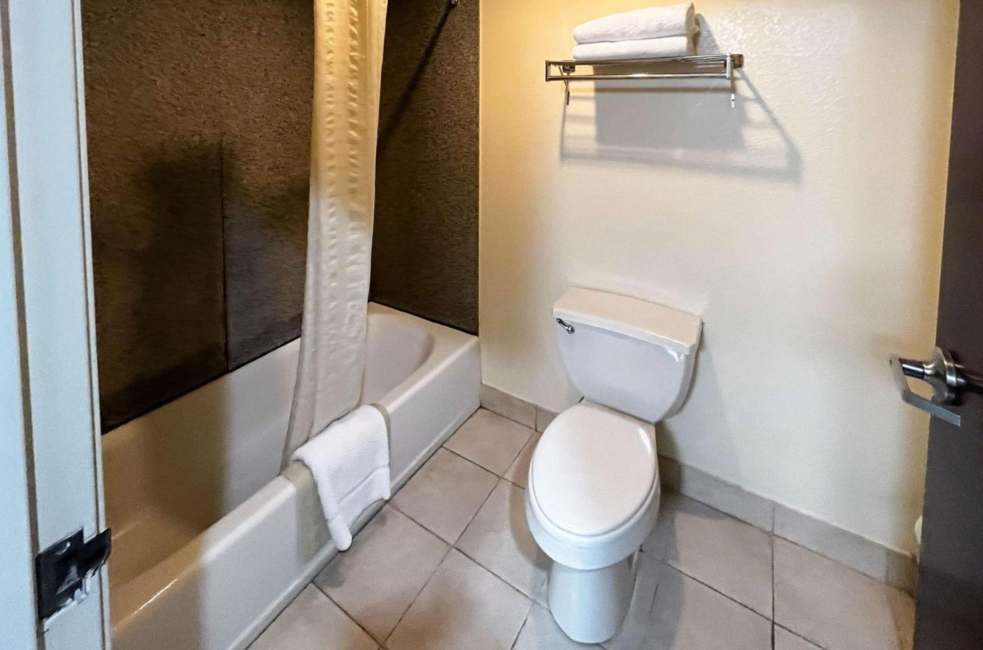 Executive Inn & Suites Breaux Bridge, LA photo 13