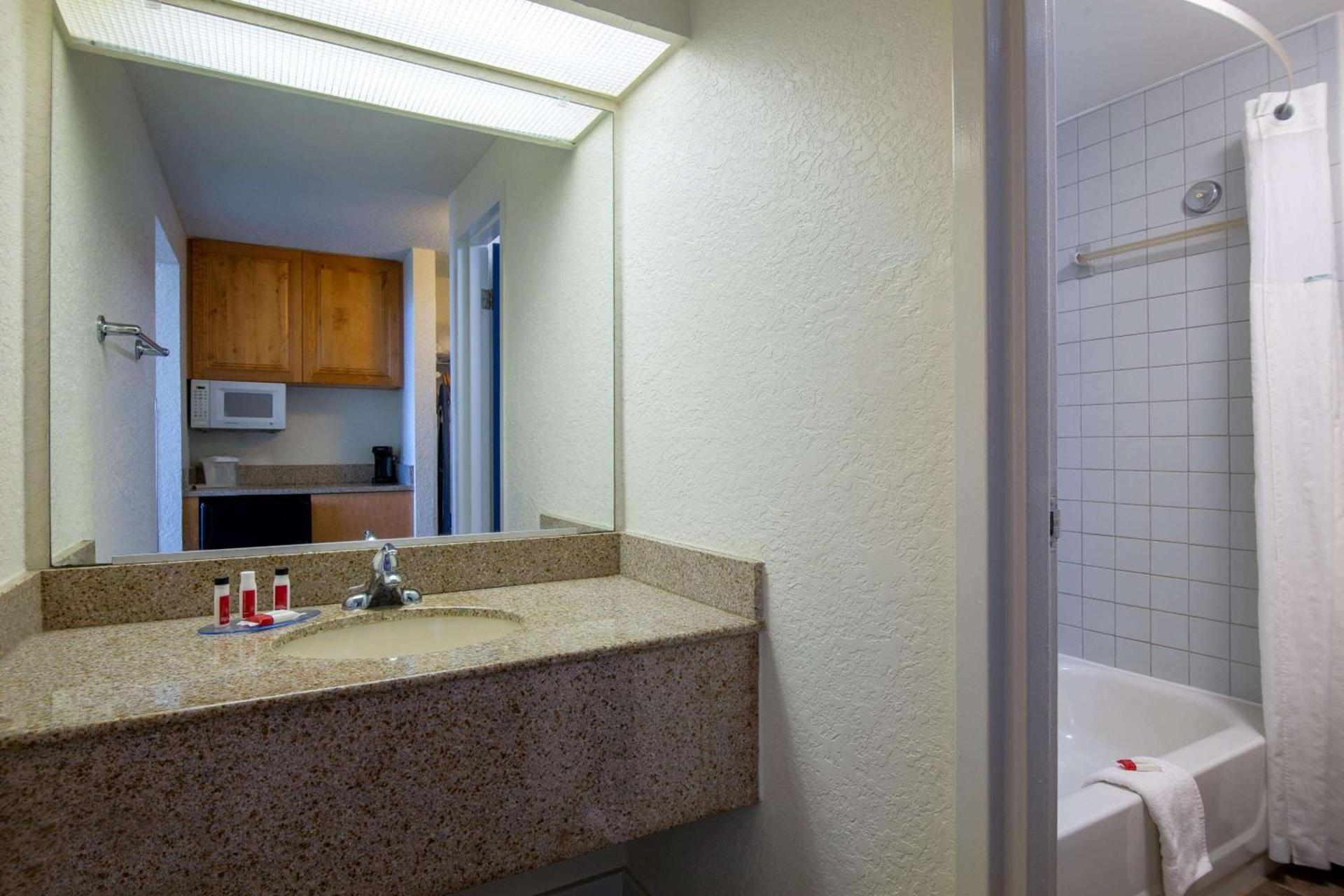 Travelodge by Wyndham Outer Banks/Kill Devil Hills photo 19