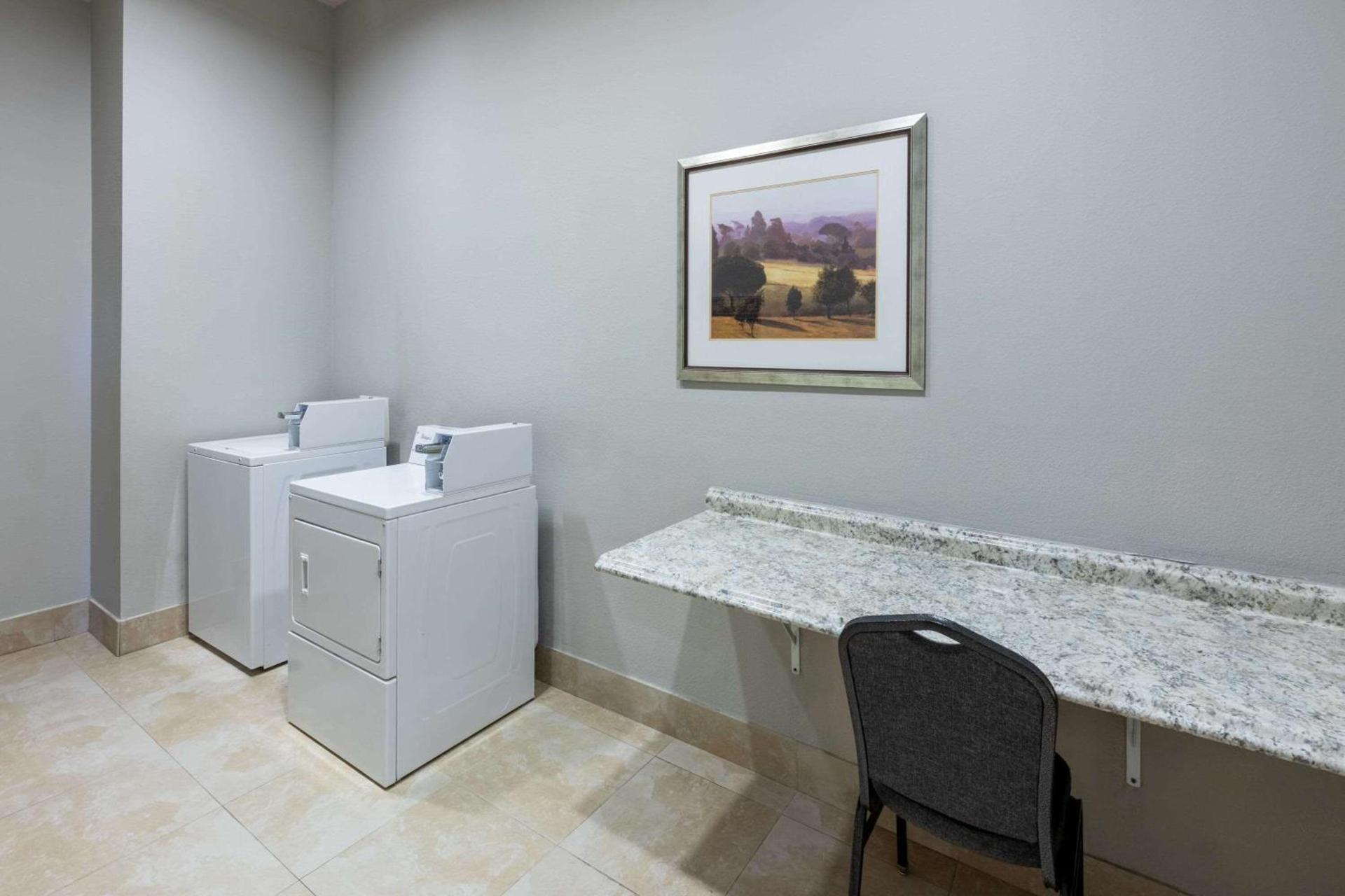 La Quinta by Wyndham Fort Worth - Lake Worth photo 75