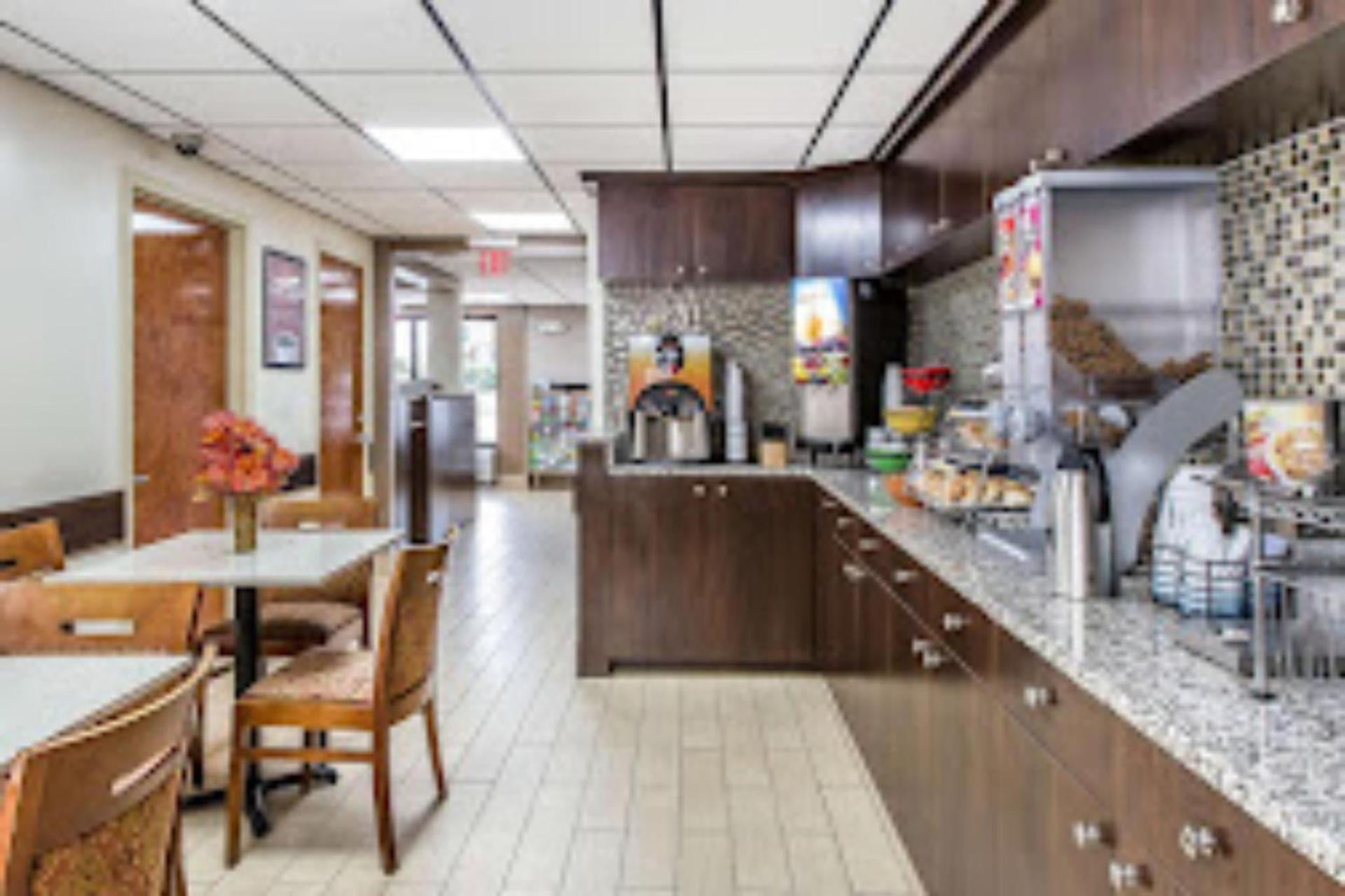 Econo Lodge Savannah Midtown photo 21