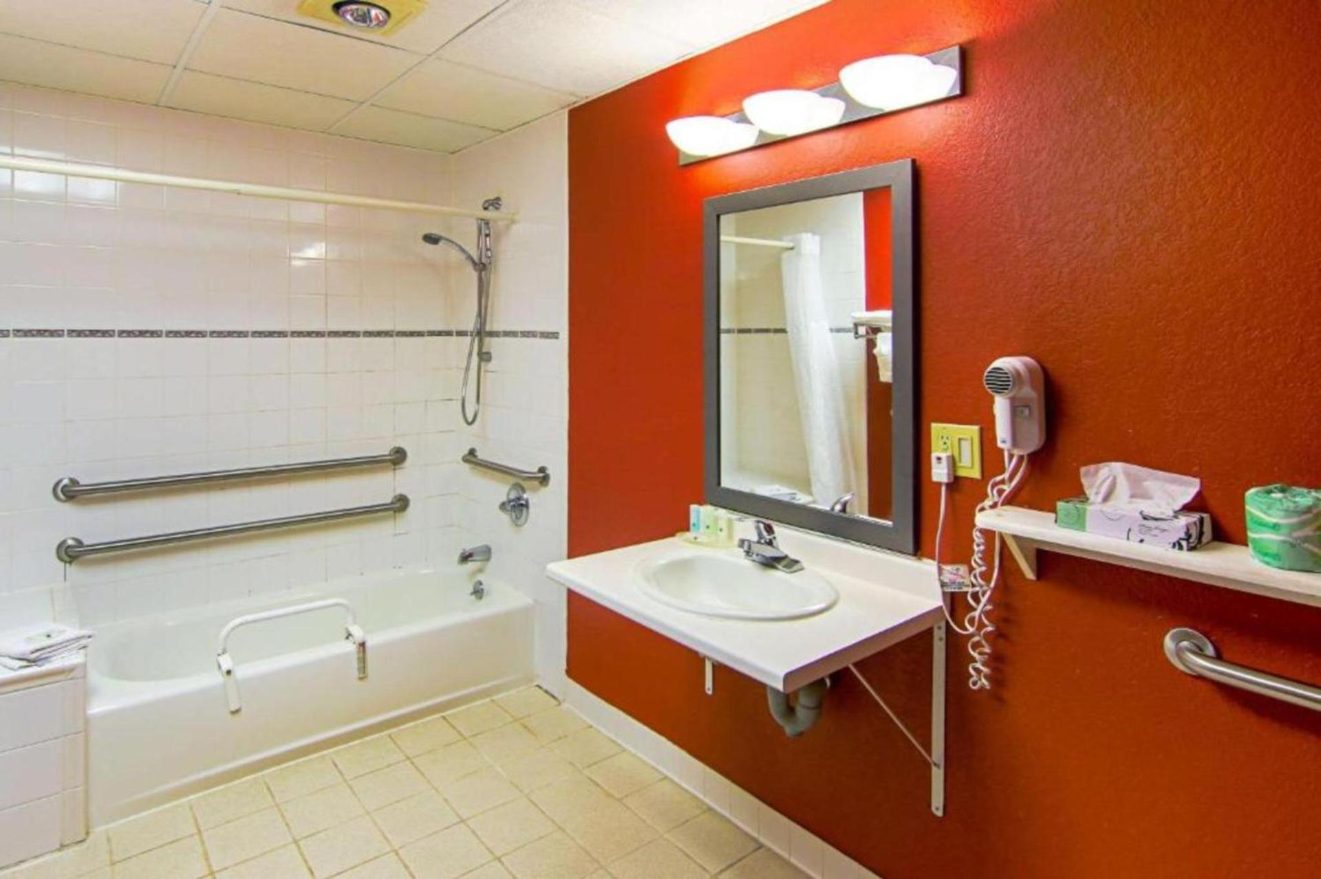Quality Inn Plainfield I-395 photo 33