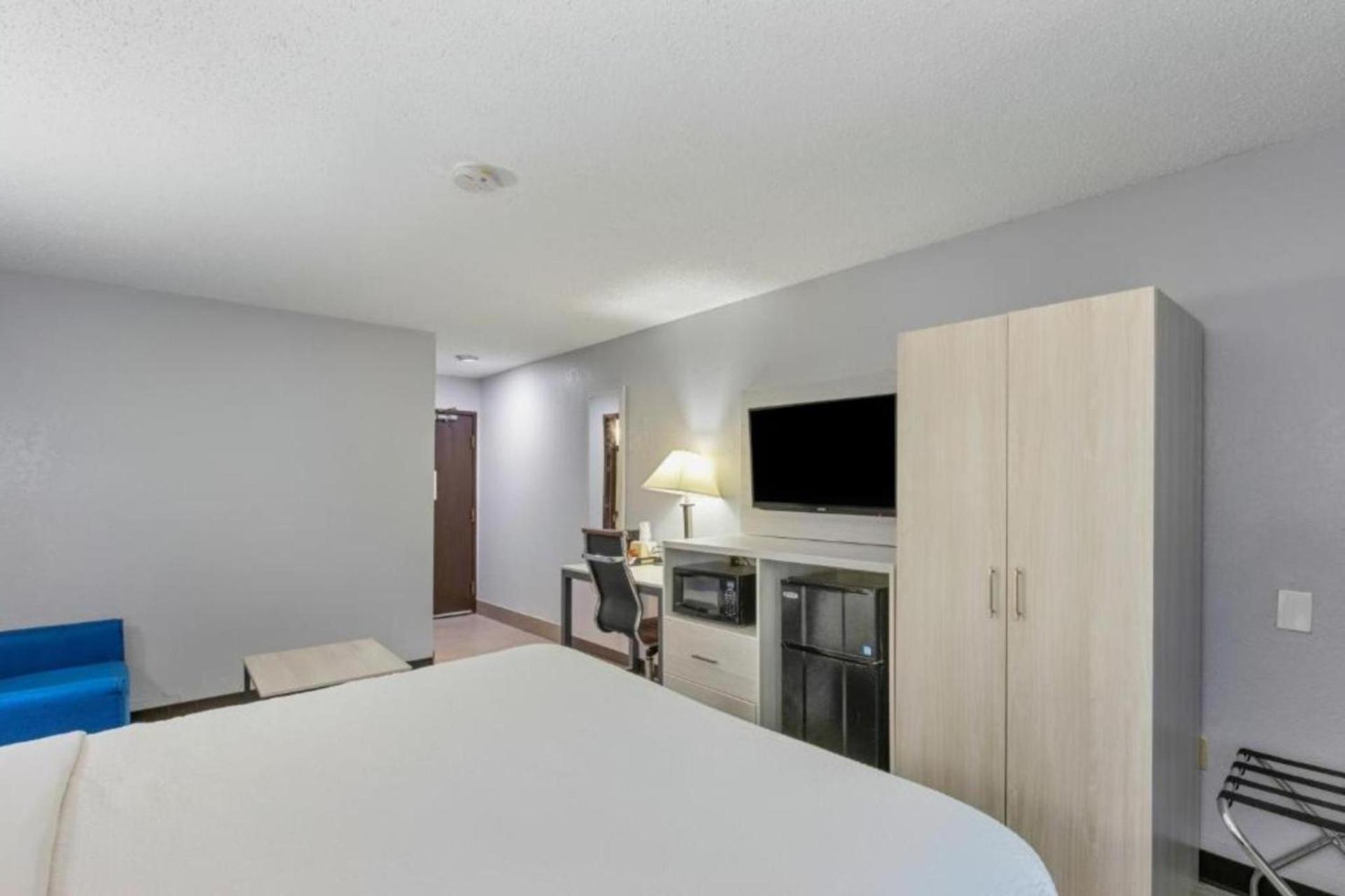 Days Inn by Wyndham Savannah Gateway I-95 photo 49