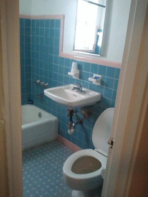 Collins Avenue Hostel photo 11
