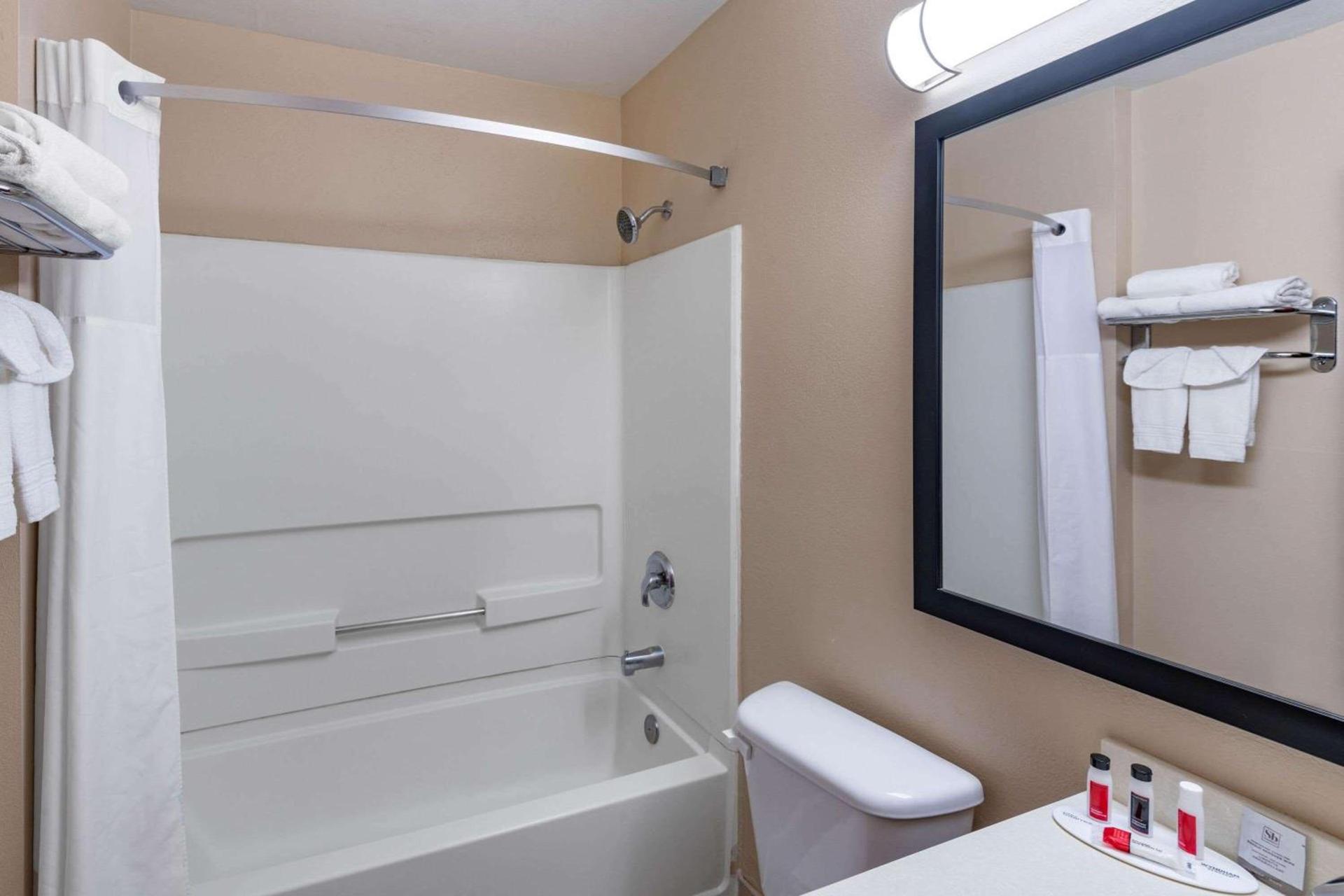 Baymont by Wyndham Farmington photo 10