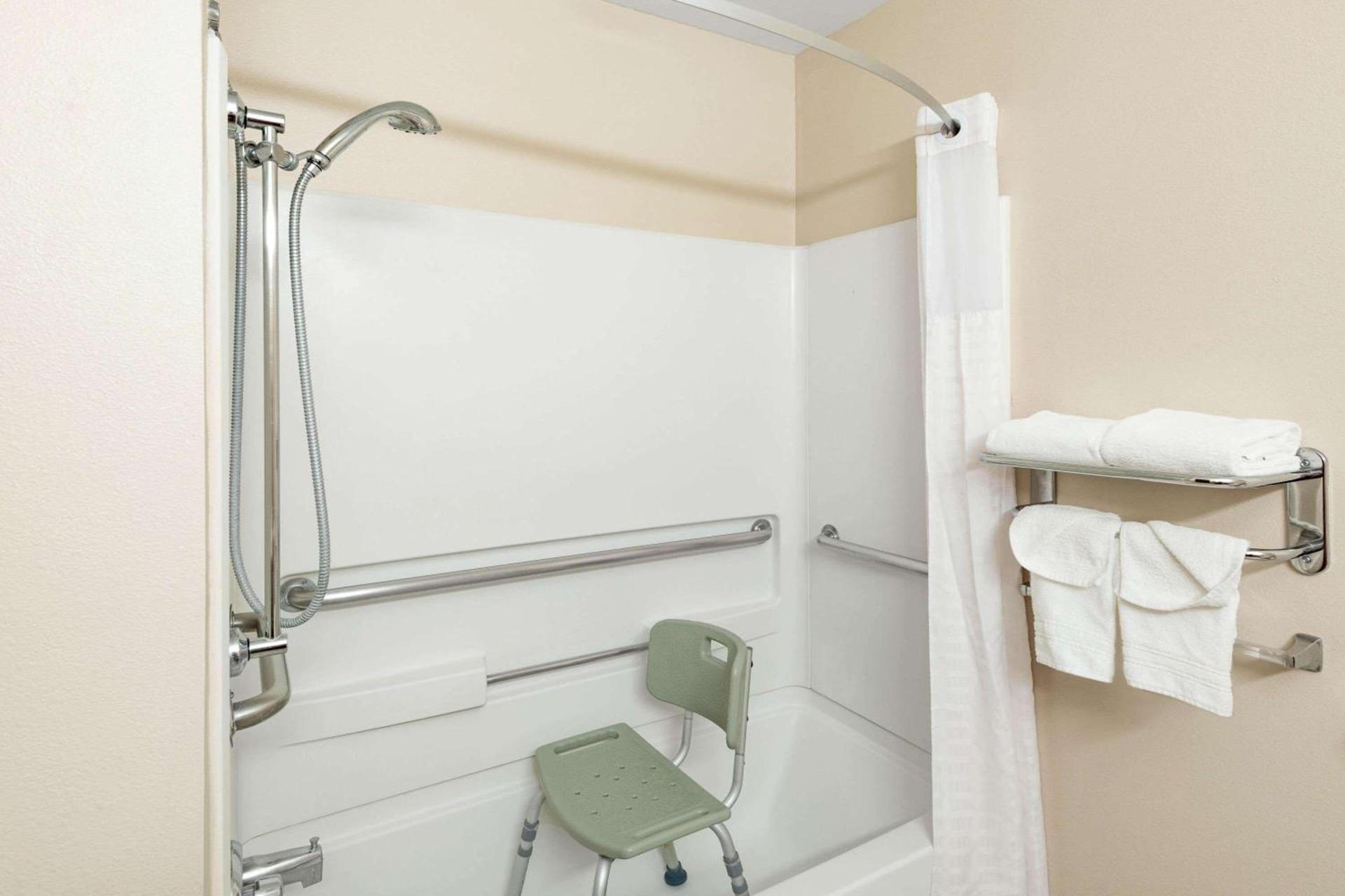 Baymont by Wyndham Farmington photo 12