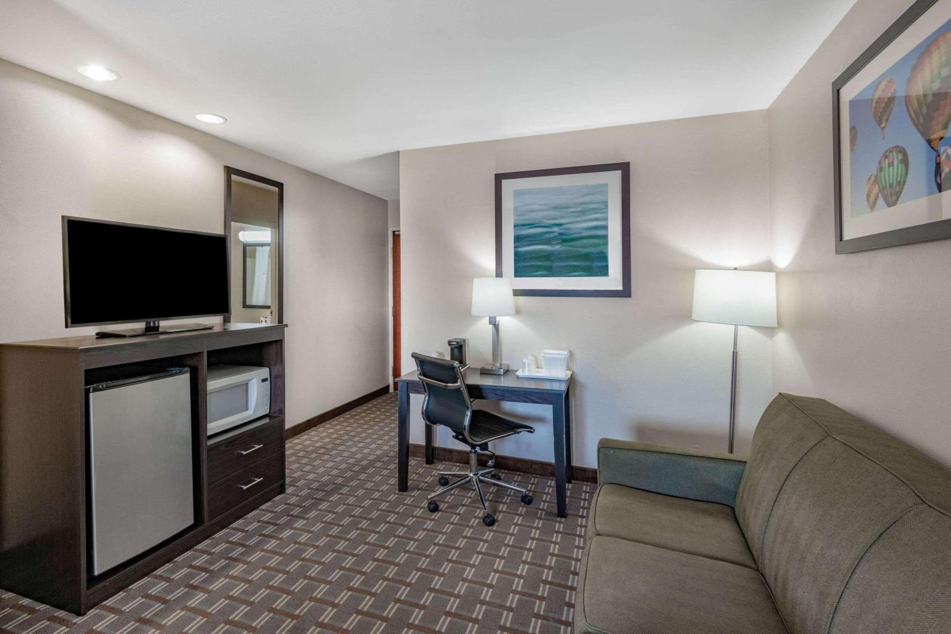 Baymont by Wyndham Farmington photo 19
