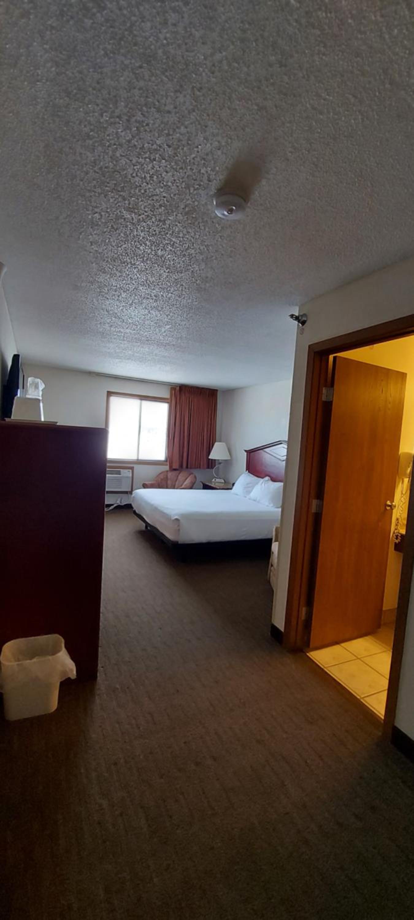 Days Inn by Wyndham Willmar photo 26