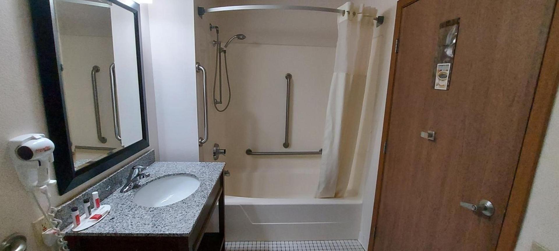 Days Inn by Wyndham Willmar photo 32