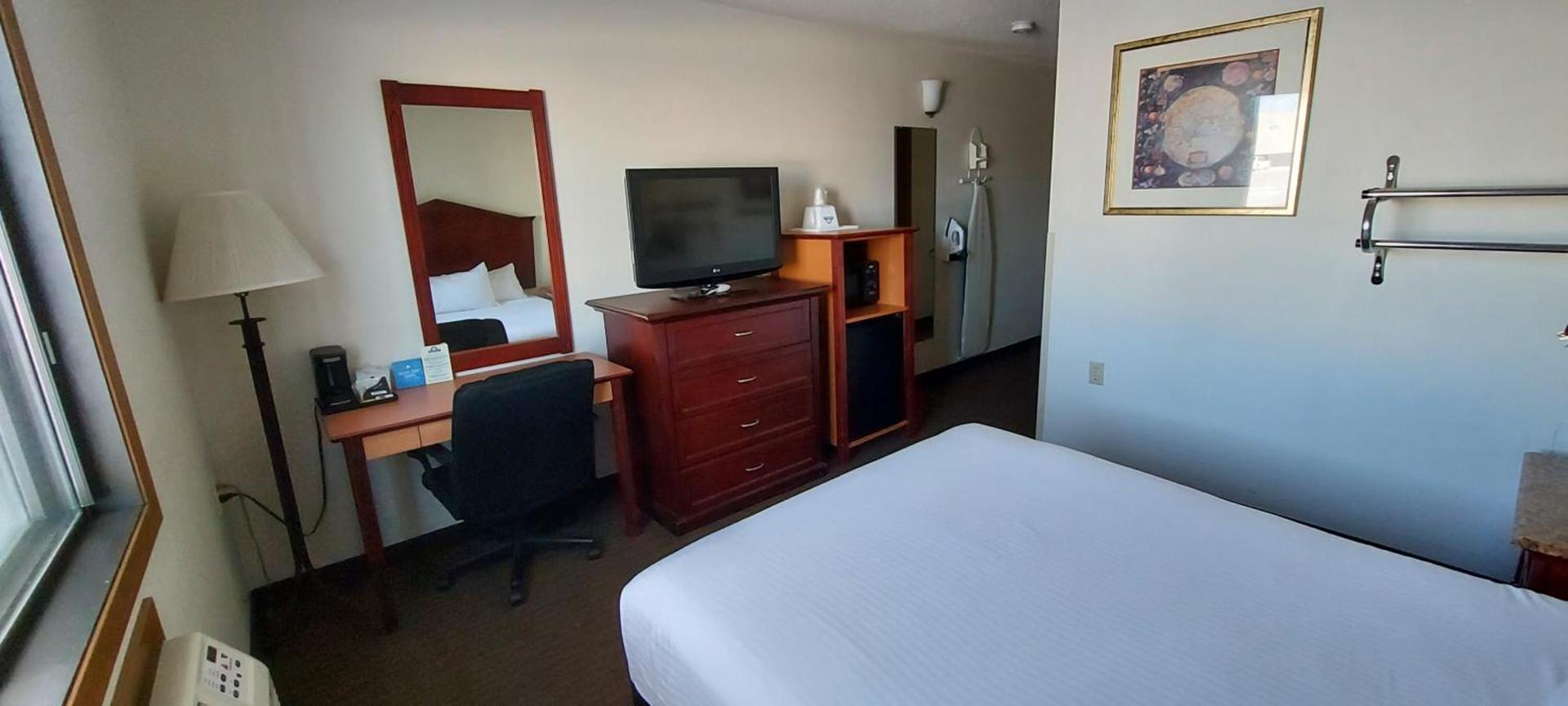Days Inn by Wyndham Willmar photo 35