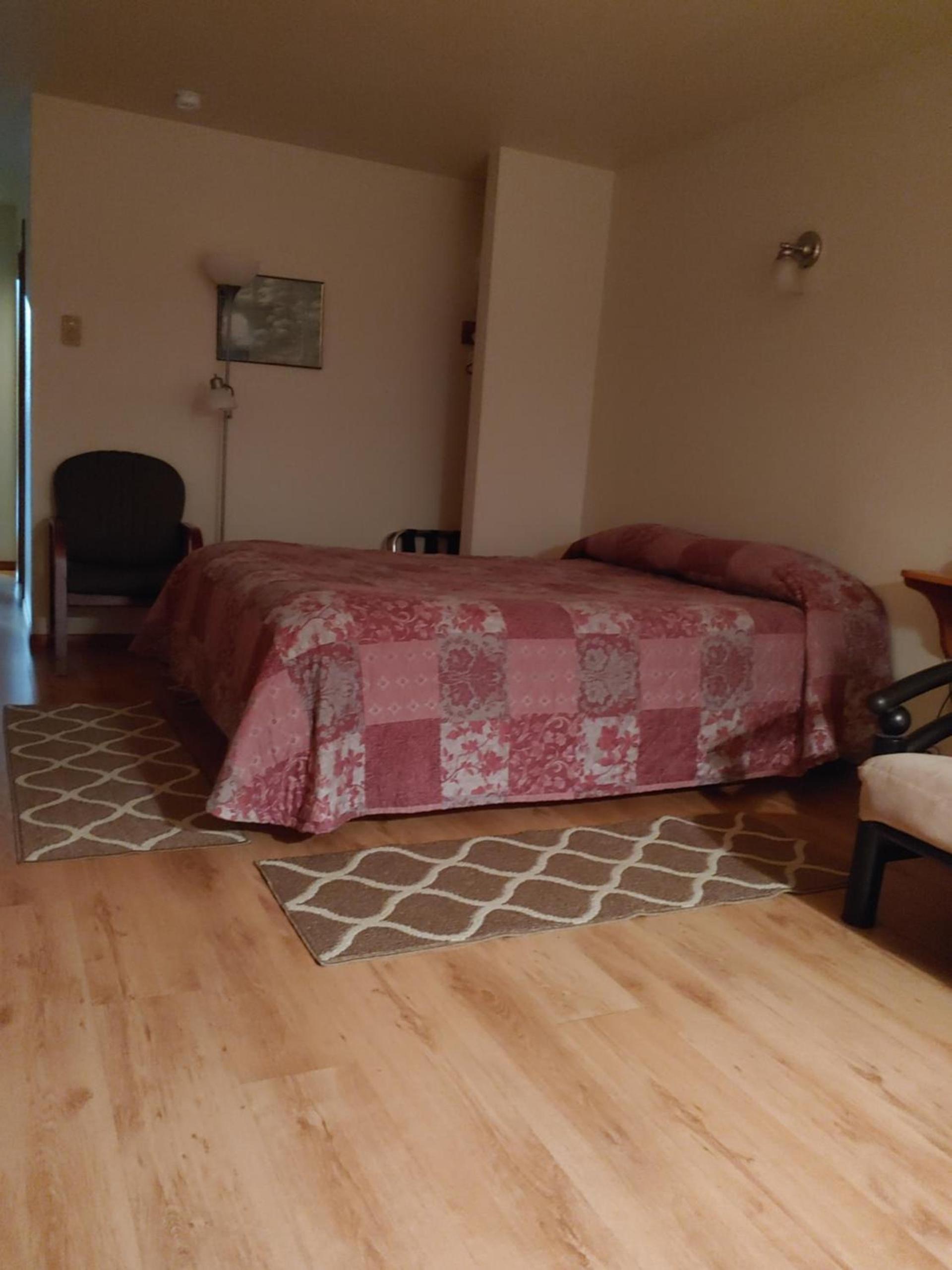 The Dublin House Motel photo 95