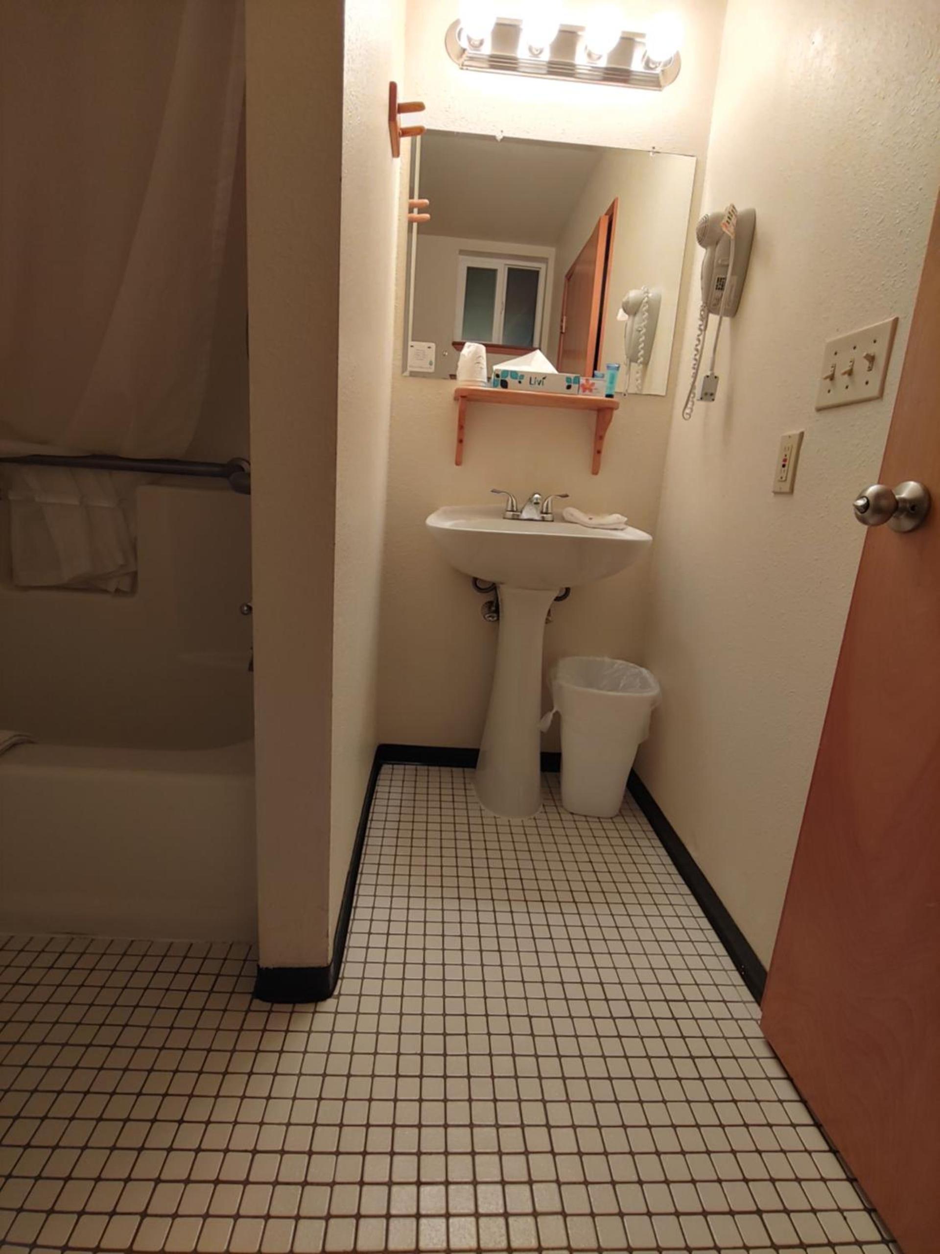 The Dublin House Motel photo 31