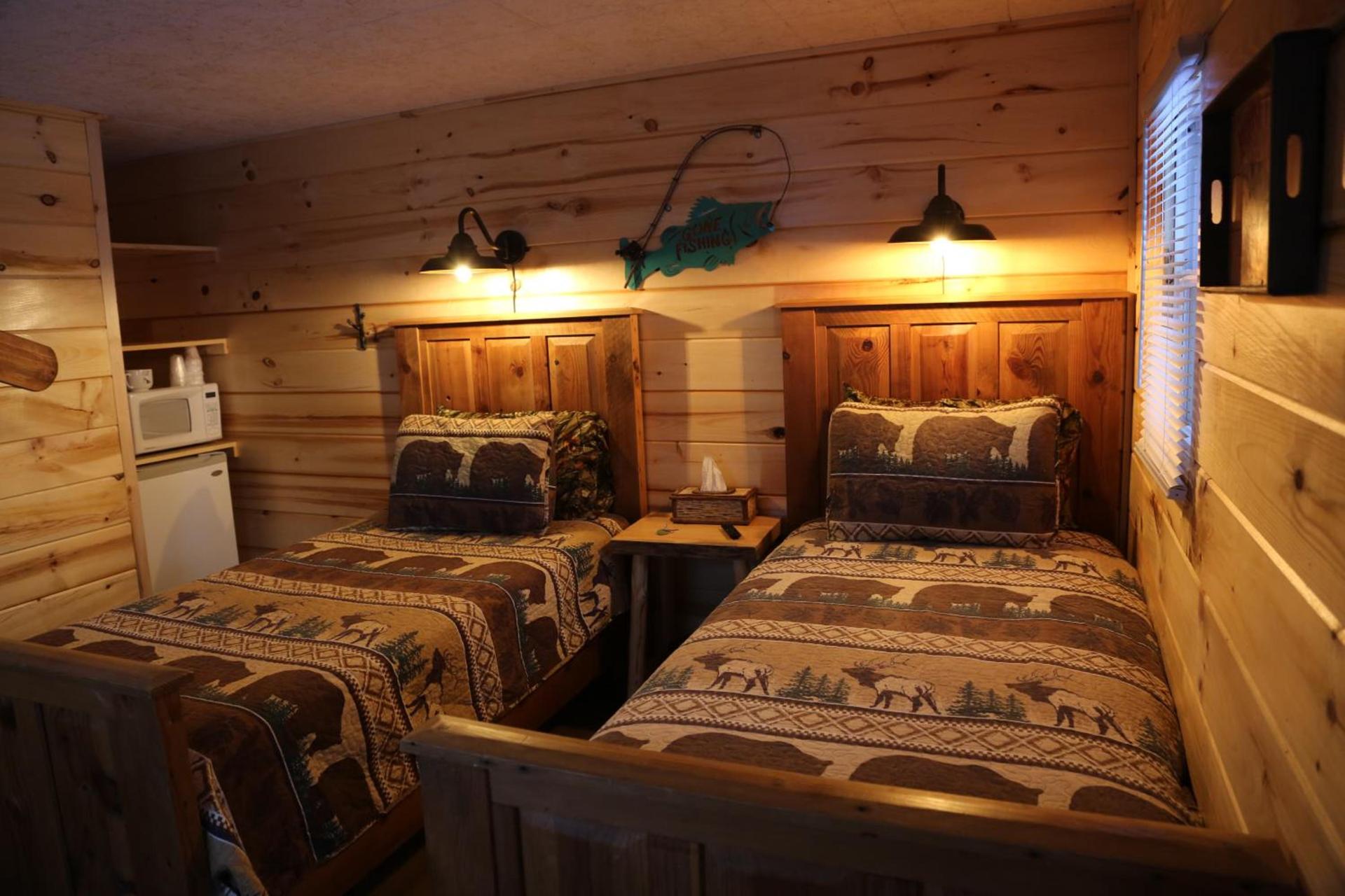 Rowe's Adirondack Cabins of Schroon Lake photo 4